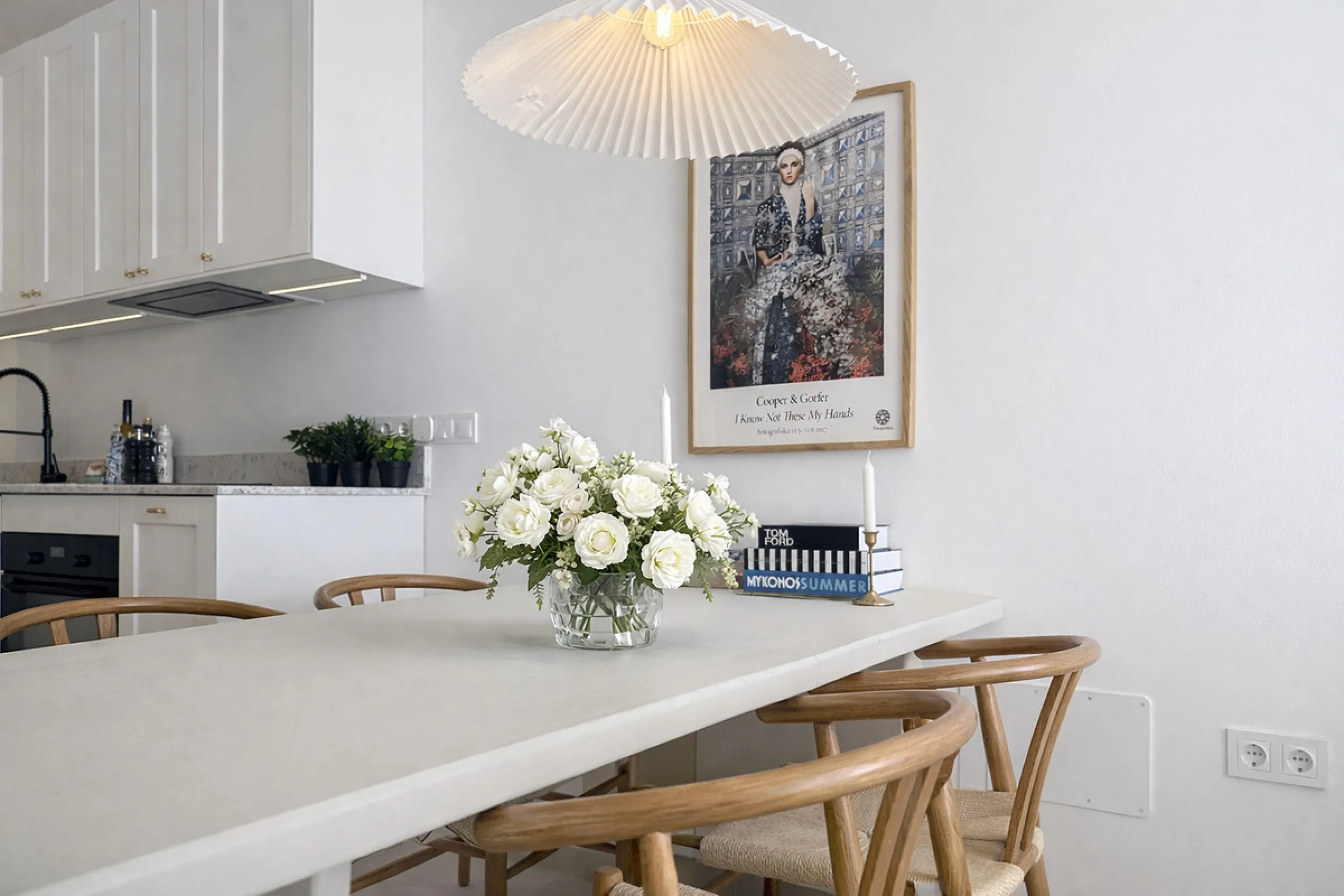 Charming fully renovated townhouse located in the prestigious Seghers area, just a short walk from Estepona Port and Playa del Cristo. An ideal property both as a permanent residence and as a secure investment on the Costa del Sol.