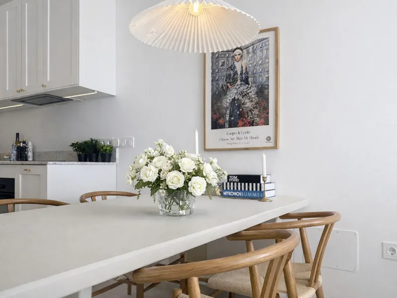 Charming fully renovated townhouse located in the prestigious Seghers area, just a short walk from Estepona Port and Playa del Cristo. An ideal property both as a permanent residence and as a secure investment on the Costa del Sol.