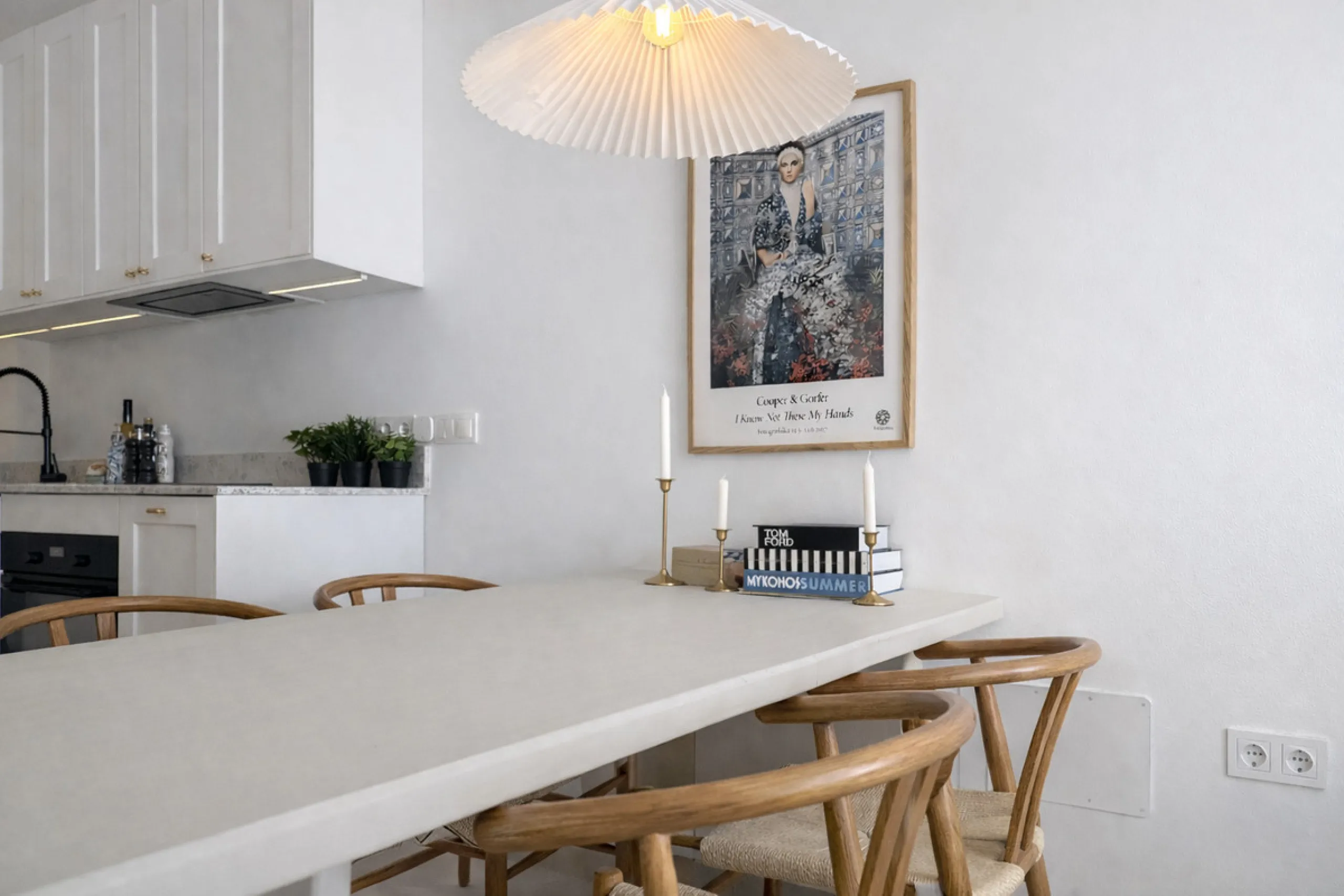 Charming fully renovated townhouse located in the prestigious Seghers area, just a short walk from Estepona Port and Playa del Cristo. An ideal property both as a permanent residence and as a secure investment on the Costa del Sol.