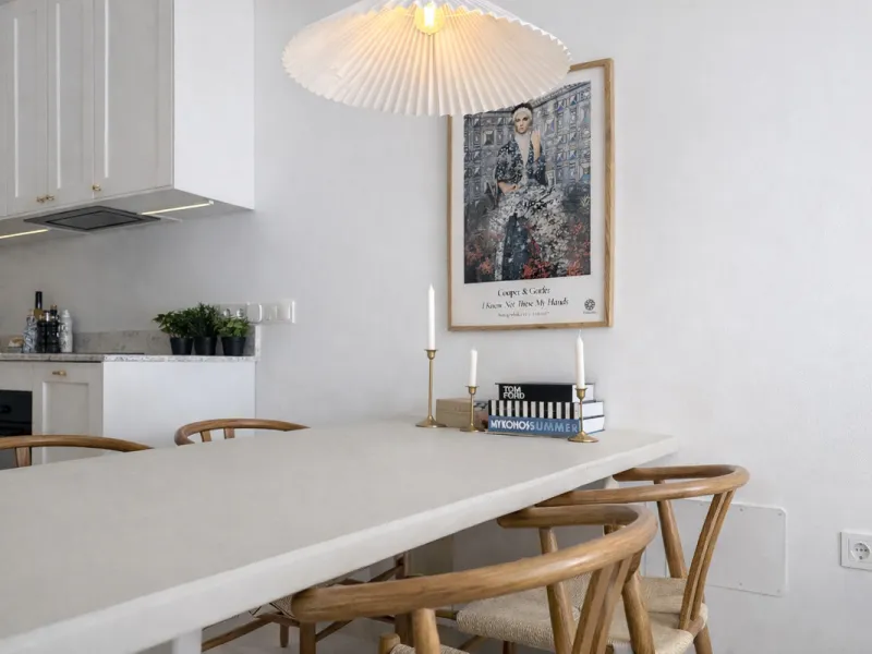 Charming fully renovated townhouse located in the prestigious Seghers area, just a short walk from Estepona Port and Playa del Cristo. An ideal property both as a permanent residence and as a secure investment on the Costa del Sol.