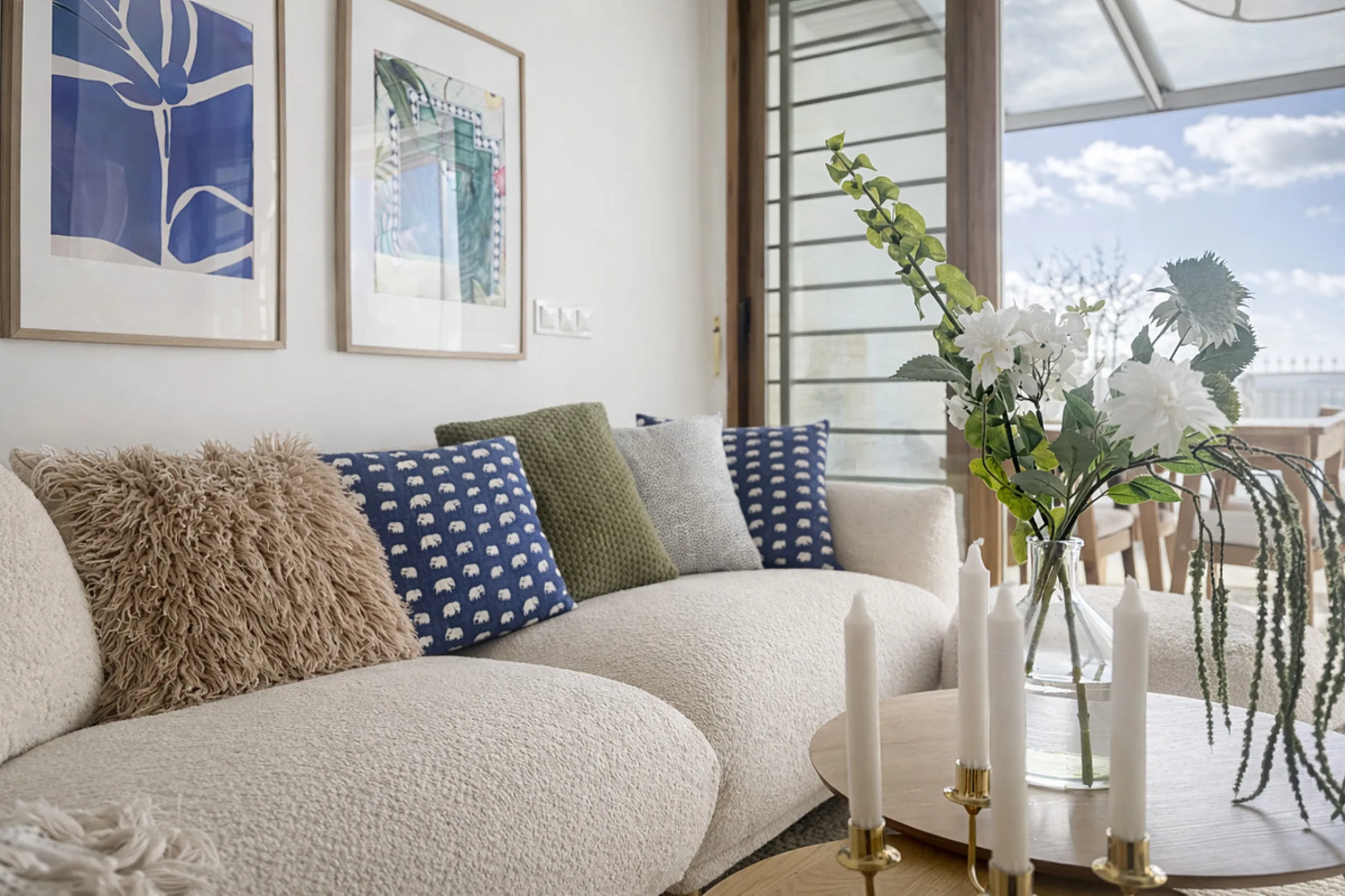 Charming fully renovated townhouse located in the prestigious Seghers area, just a short walk from Estepona Port and Playa del Cristo. An ideal property both as a permanent residence and as a secure investment on the Costa del Sol.