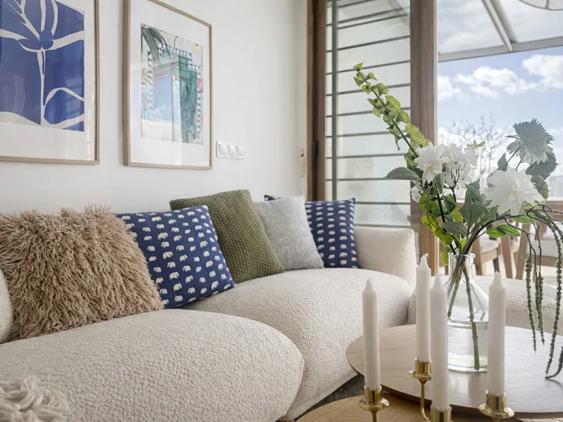 Charming fully renovated townhouse located in the prestigious Seghers area, just a short walk from Estepona Port and Playa del Cristo. An ideal property both as a permanent residence and as a secure investment on the Costa del Sol.