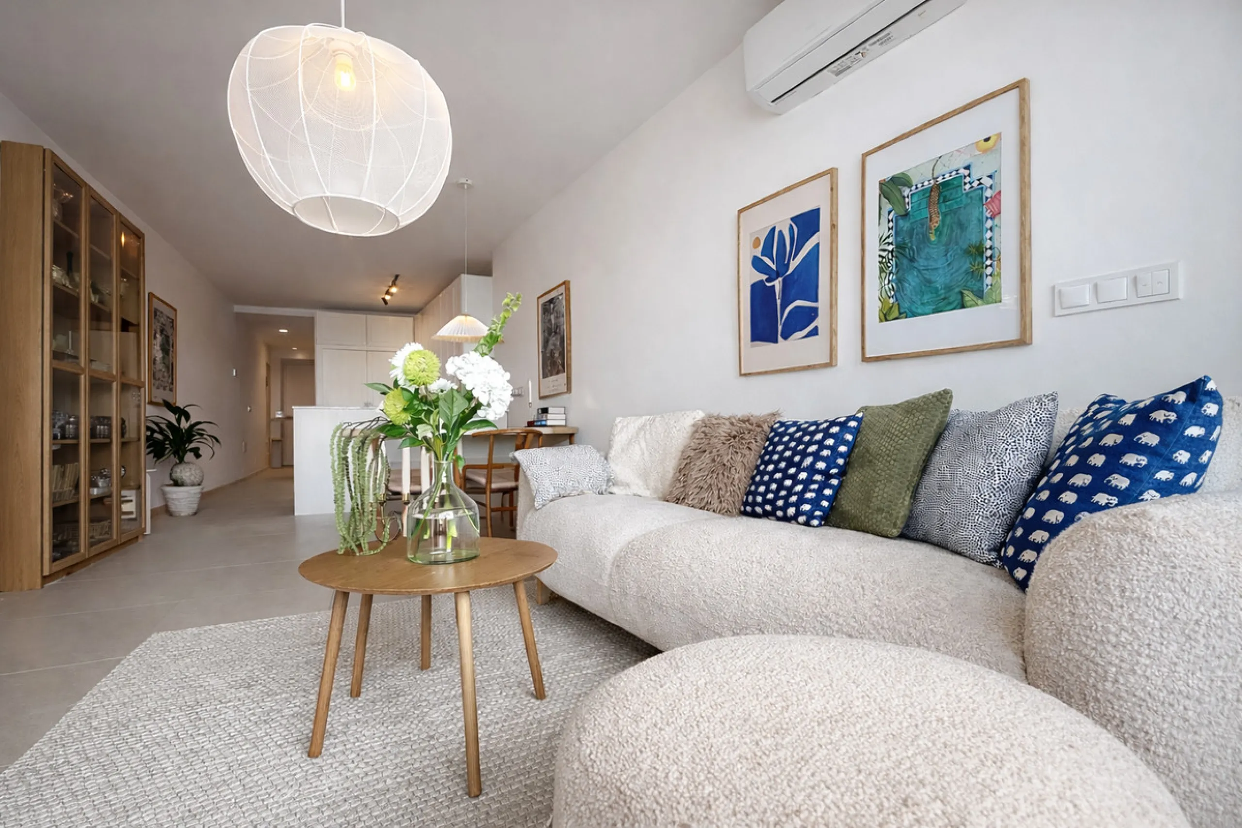 Charming fully renovated townhouse located in the prestigious Seghers area, just a short walk from Estepona Port and Playa del Cristo. An ideal property both as a permanent residence and as a secure investment on the Costa del Sol.