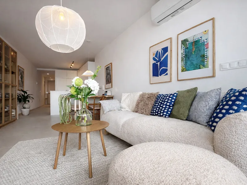 Charming fully renovated townhouse located in the prestigious Seghers area, just a short walk from Estepona Port and Playa del Cristo. An ideal property both as a permanent residence and as a secure investment on the Costa del Sol.