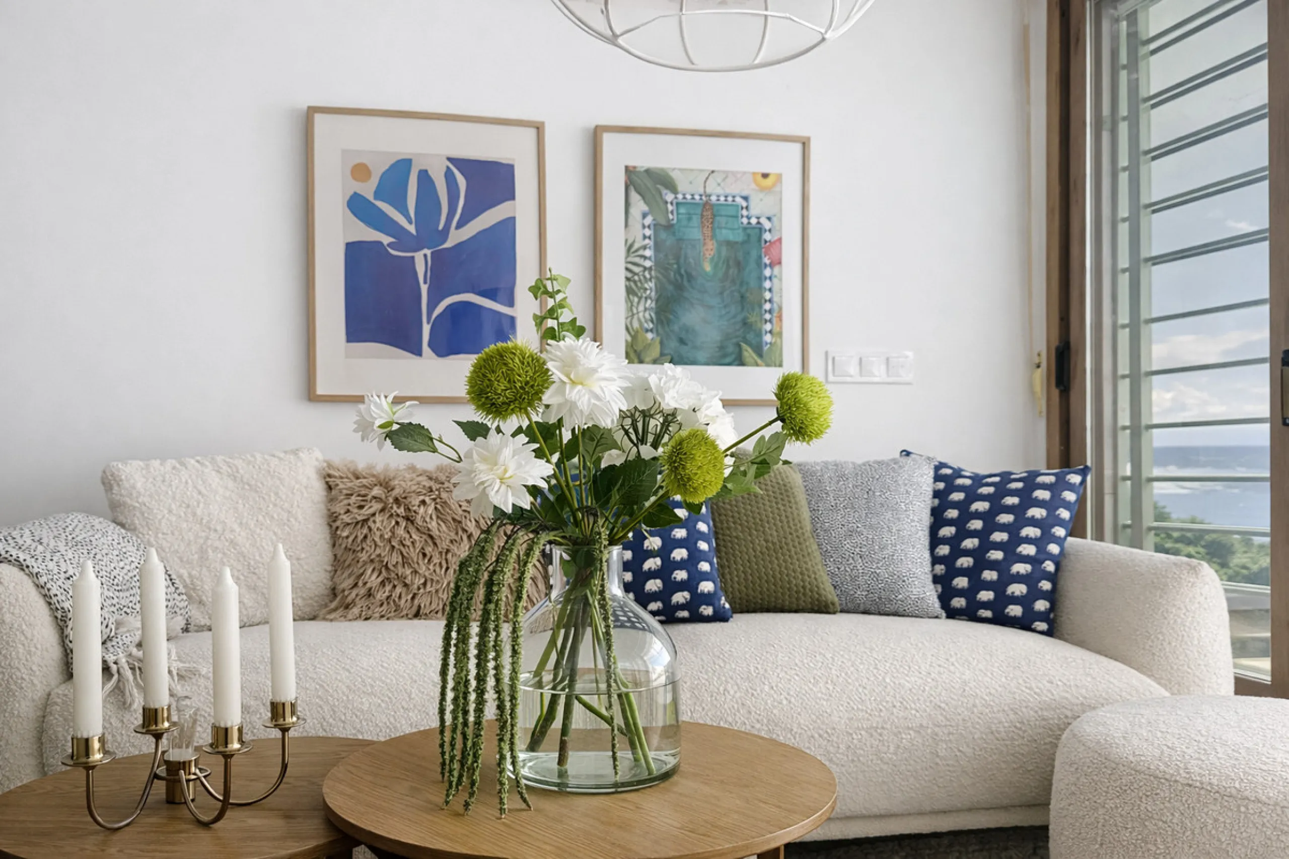 Charming fully renovated townhouse located in the prestigious Seghers area, just a short walk from Estepona Port and Playa del Cristo. An ideal property both as a permanent residence and as a secure investment on the Costa del Sol.
