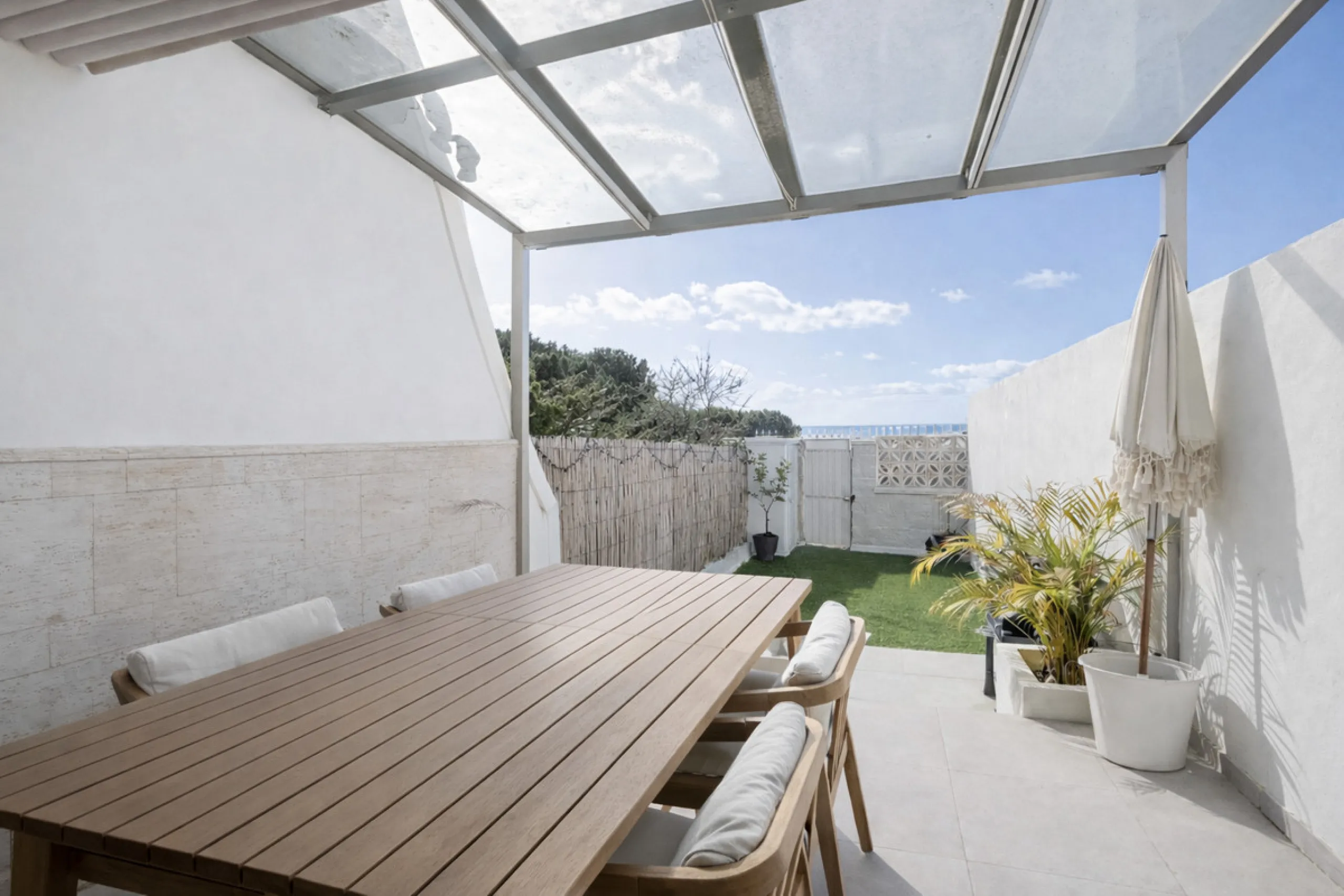 Charming fully renovated townhouse located in the prestigious Seghers area, just a short walk from Estepona Port and Playa del Cristo. An ideal property both as a permanent residence and as a secure investment on the Costa del Sol.