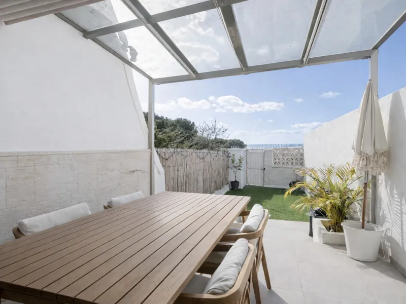 Charming fully renovated townhouse located in the prestigious Seghers area, just a short walk from Estepona Port and Playa del Cristo. An ideal property both as a permanent residence and as a secure investment on the Costa del Sol.