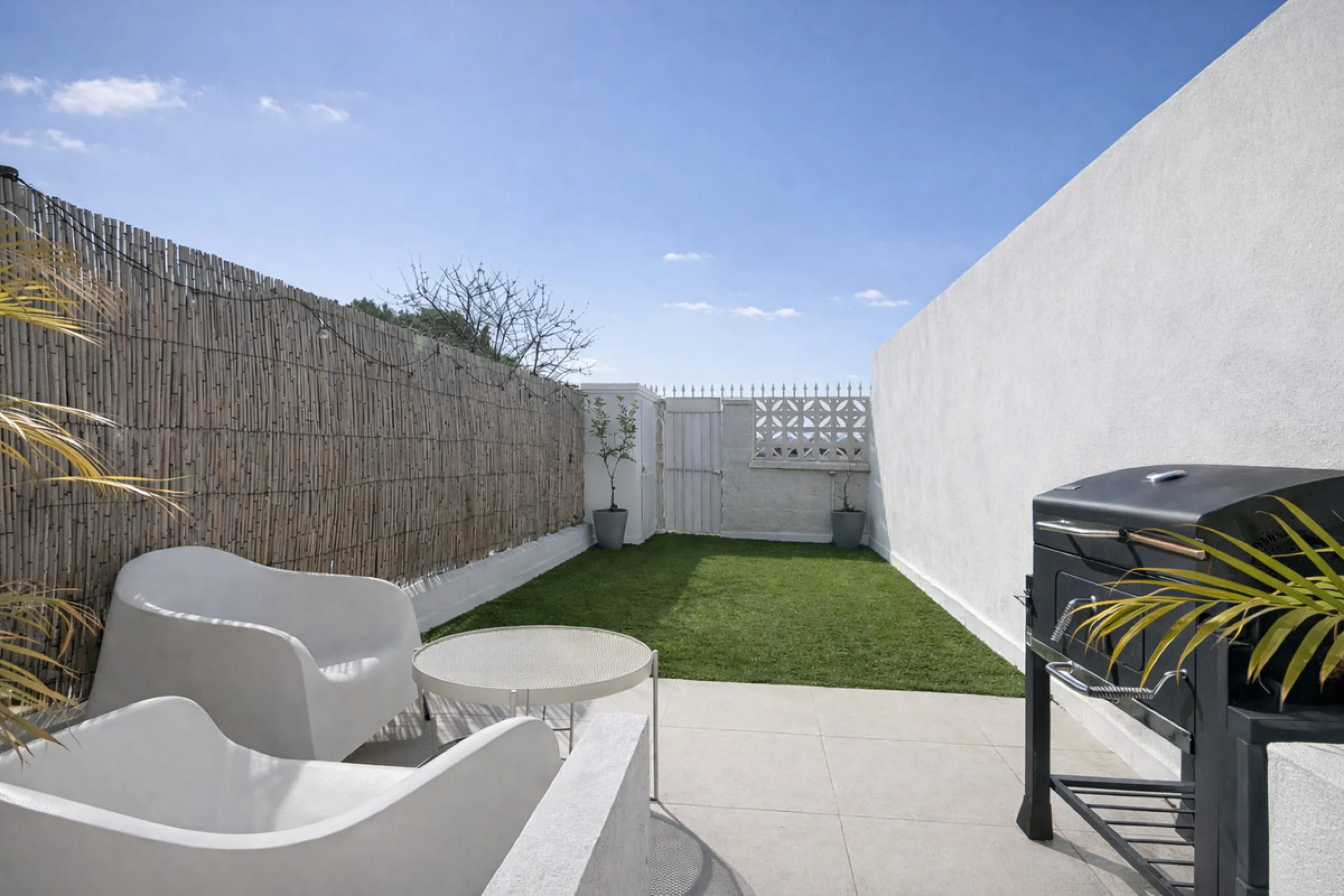 Charming fully renovated townhouse located in the prestigious Seghers area, just a short walk from Estepona Port and Playa del Cristo. An ideal property both as a permanent residence and as a secure investment on the Costa del Sol.