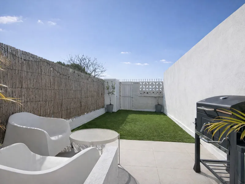 Charming fully renovated townhouse located in the prestigious Seghers area, just a short walk from Estepona Port and Playa del Cristo. An ideal property both as a permanent residence and as a secure investment on the Costa del Sol.