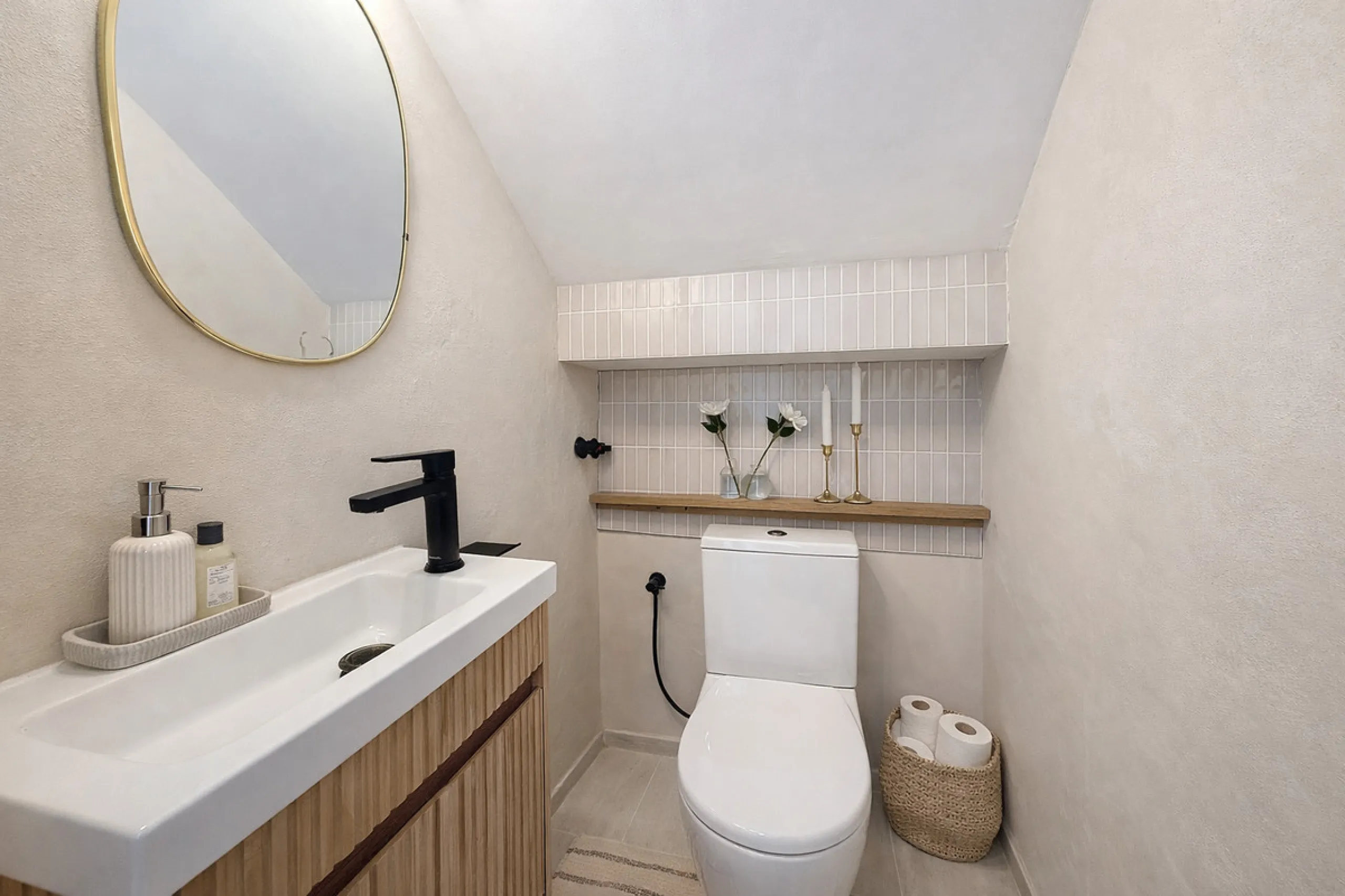 Charming fully renovated townhouse located in the prestigious Seghers area, just a short walk from Estepona Port and Playa del Cristo. An ideal property both as a permanent residence and as a secure investment on the Costa del Sol.