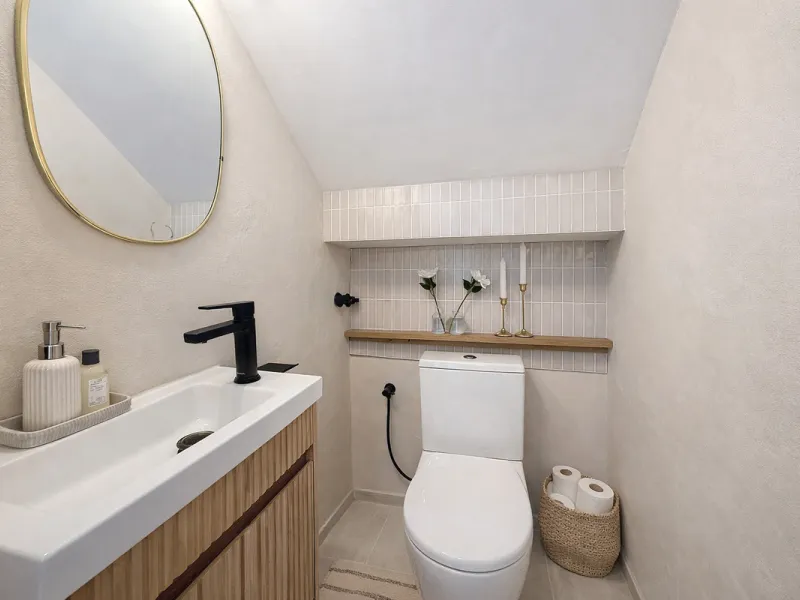 Charming fully renovated townhouse located in the prestigious Seghers area, just a short walk from Estepona Port and Playa del Cristo. An ideal property both as a permanent residence and as a secure investment on the Costa del Sol.