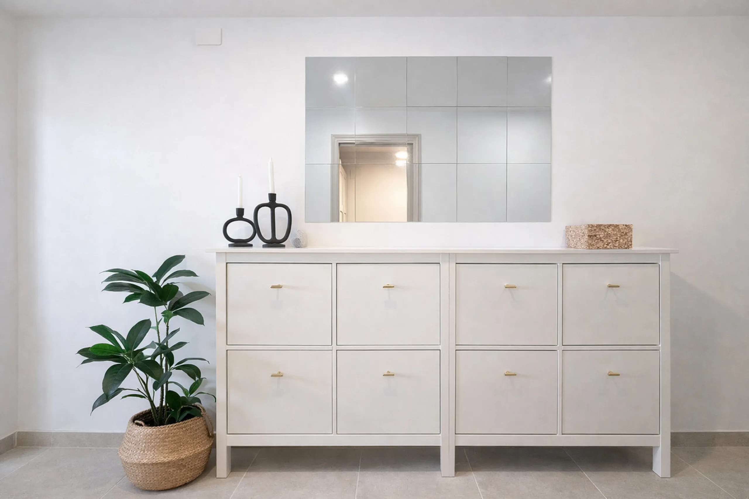 Charming fully renovated townhouse located in the prestigious Seghers area, just a short walk from Estepona Port and Playa del Cristo. An ideal property both as a permanent residence and as a secure investment on the Costa del Sol.