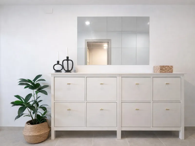Charming fully renovated townhouse located in the prestigious Seghers area, just a short walk from Estepona Port and Playa del Cristo. An ideal property both as a permanent residence and as a secure investment on the Costa del Sol.