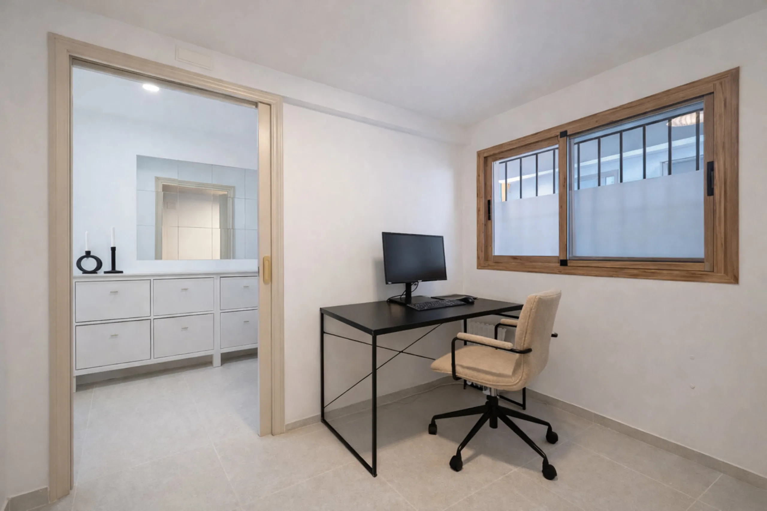 Charming fully renovated townhouse located in the prestigious Seghers area, just a short walk from Estepona Port and Playa del Cristo. An ideal property both as a permanent residence and as a secure investment on the Costa del Sol.