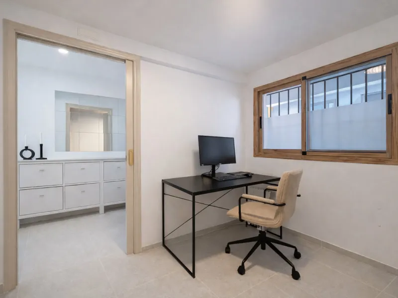 Charming fully renovated townhouse located in the prestigious Seghers area, just a short walk from Estepona Port and Playa del Cristo. An ideal property both as a permanent residence and as a secure investment on the Costa del Sol.