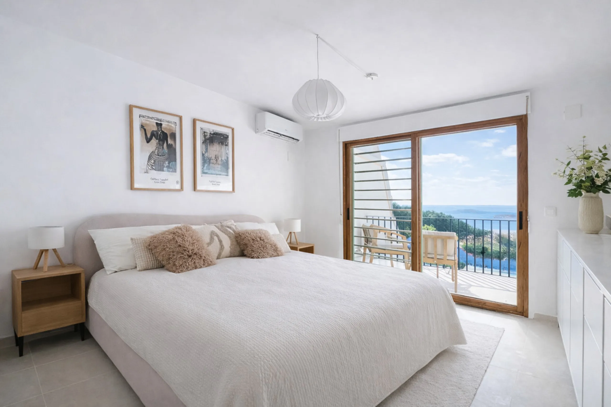 Charming fully renovated townhouse located in the prestigious Seghers area, just a short walk from Estepona Port and Playa del Cristo. An ideal property both as a permanent residence and as a secure investment on the Costa del Sol.