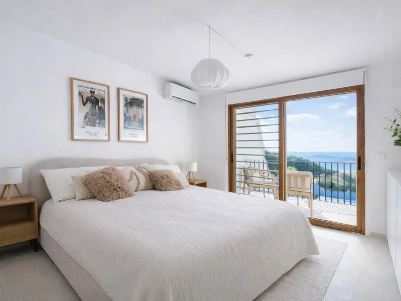 Charming fully renovated townhouse located in the prestigious Seghers area, just a short walk from Estepona Port and Playa del Cristo. An ideal property both as a permanent residence and as a secure investment on the Costa del Sol.