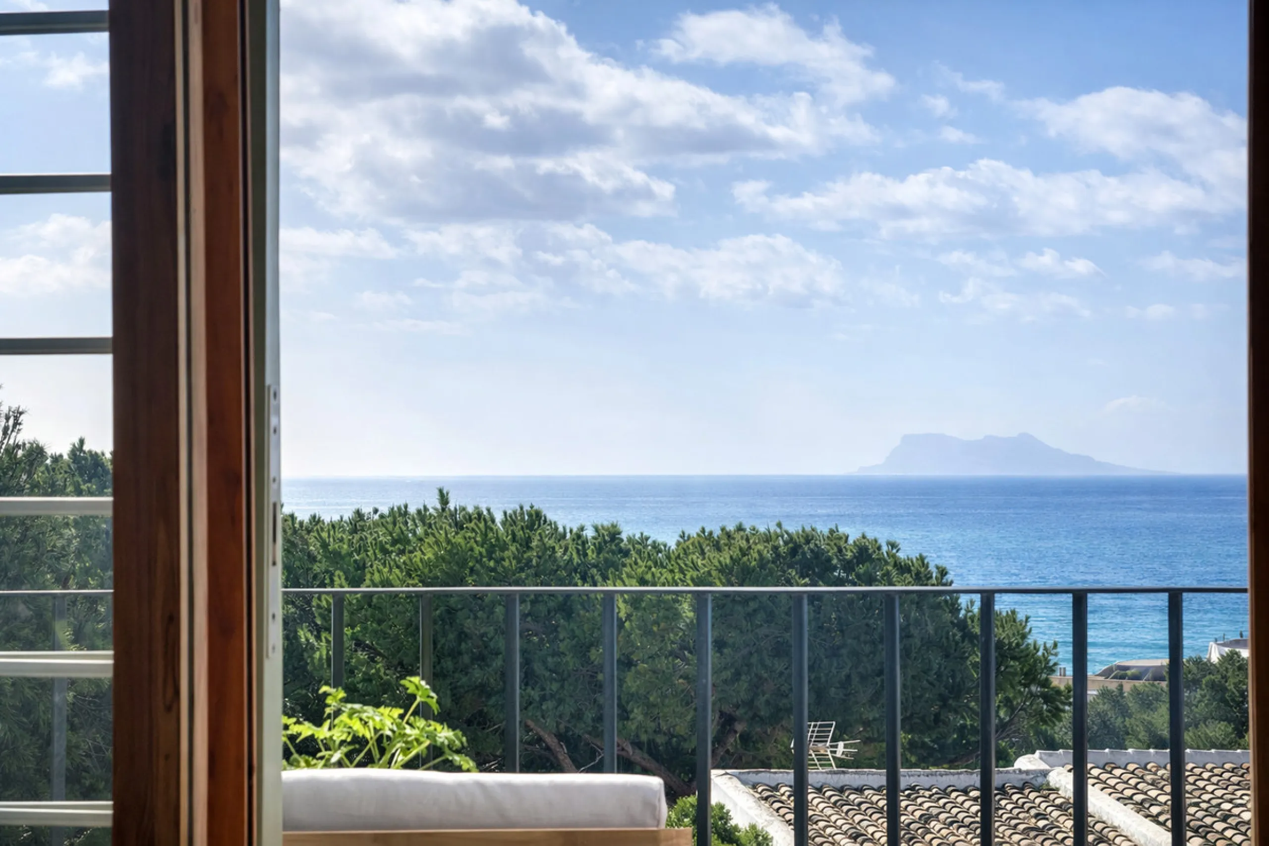 Charming fully renovated townhouse located in the prestigious Seghers area, just a short walk from Estepona Port and Playa del Cristo. An ideal property both as a permanent residence and as a secure investment on the Costa del Sol.