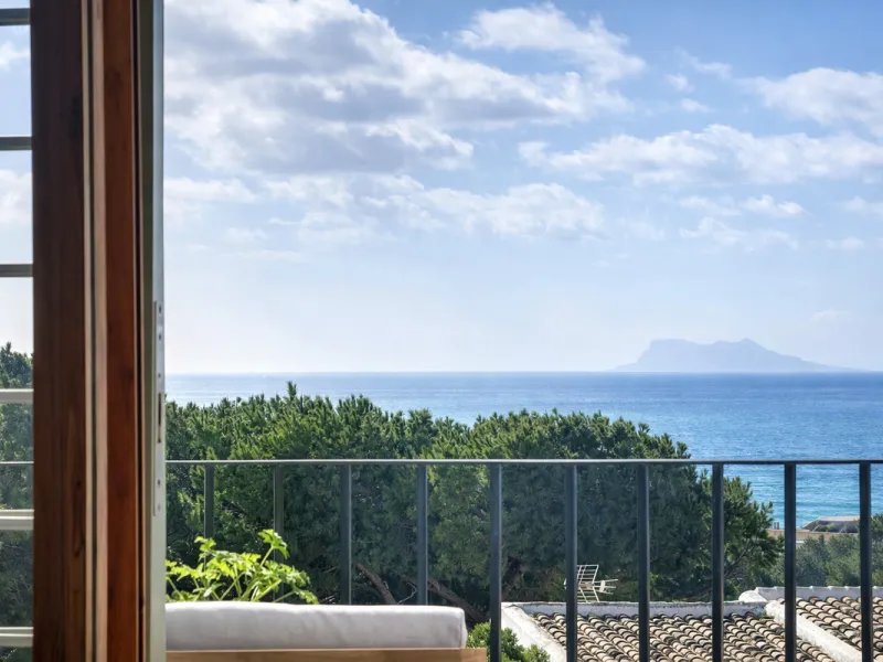 Charming fully renovated townhouse located in the prestigious Seghers area, just a short walk from Estepona Port and Playa del Cristo. An ideal property both as a permanent residence and as a secure investment on the Costa del Sol.
