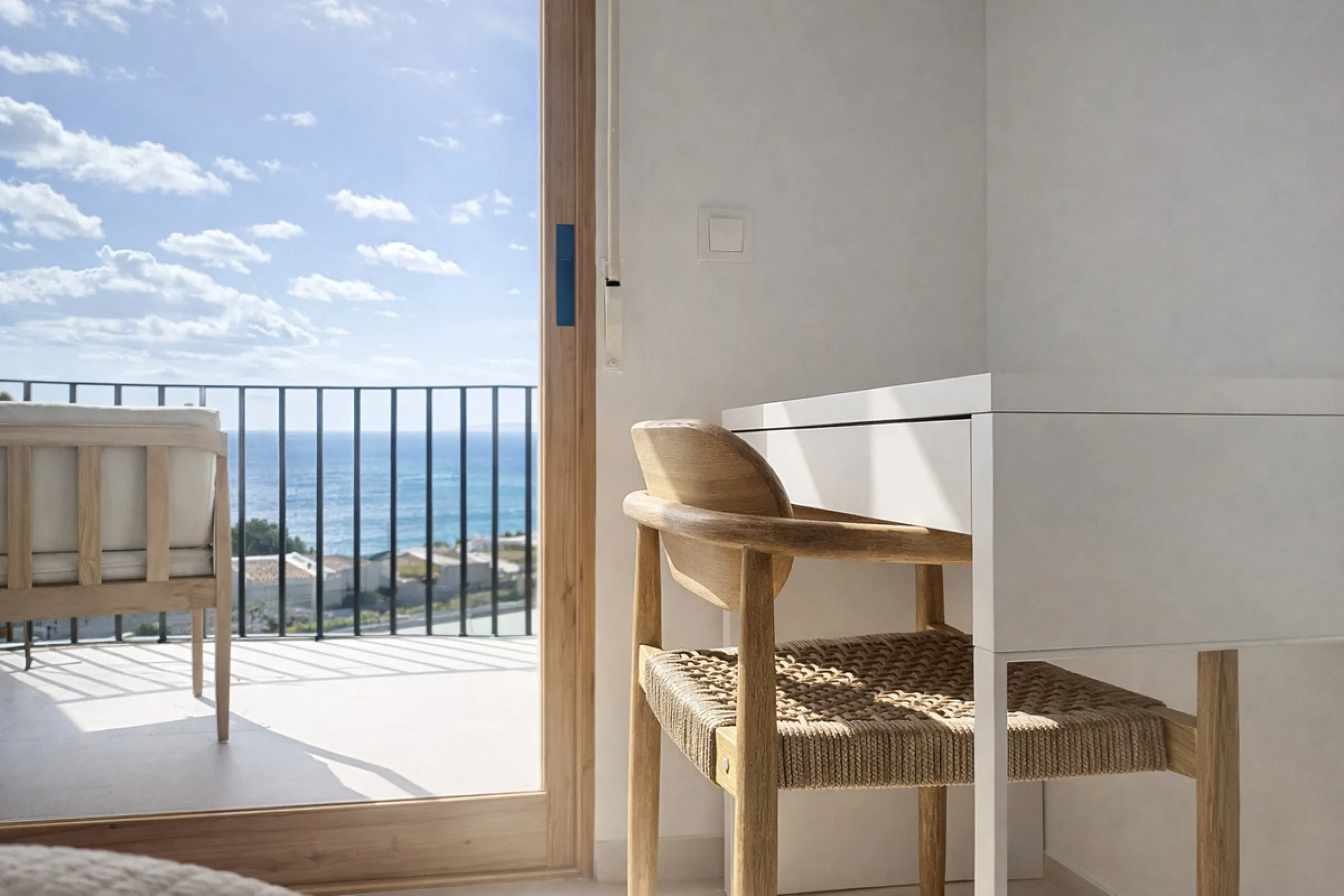 Charming fully renovated townhouse located in the prestigious Seghers area, just a short walk from Estepona Port and Playa del Cristo. An ideal property both as a permanent residence and as a secure investment on the Costa del Sol.