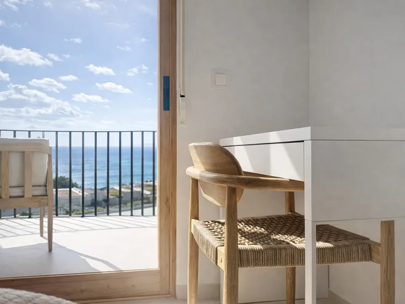 Charming fully renovated townhouse located in the prestigious Seghers area, just a short walk from Estepona Port and Playa del Cristo. An ideal property both as a permanent residence and as a secure investment on the Costa del Sol.