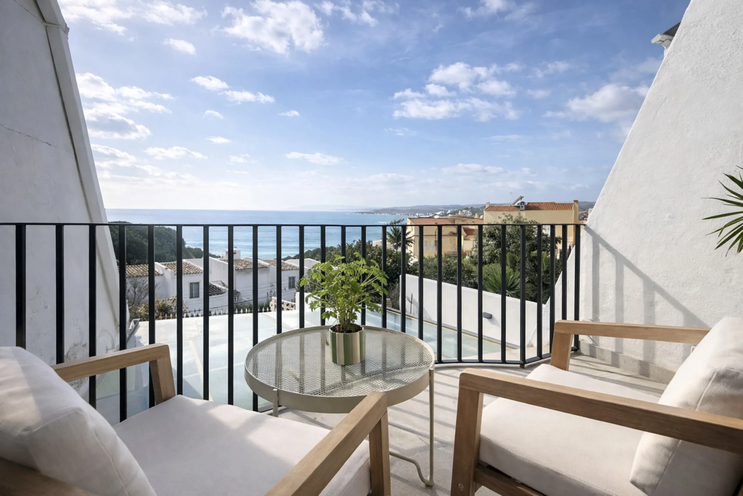 Charming fully renovated townhouse located in the prestigious Seghers area, just a short walk from Estepona Port and Playa del Cristo. An ideal property both as a permanent residence and as a secure investment on the Costa del Sol.