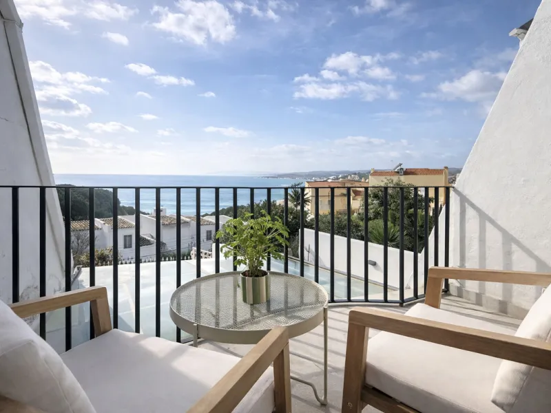 Charming fully renovated townhouse located in the prestigious Seghers area, just a short walk from Estepona Port and Playa del Cristo. An ideal property both as a permanent residence and as a secure investment on the Costa del Sol.