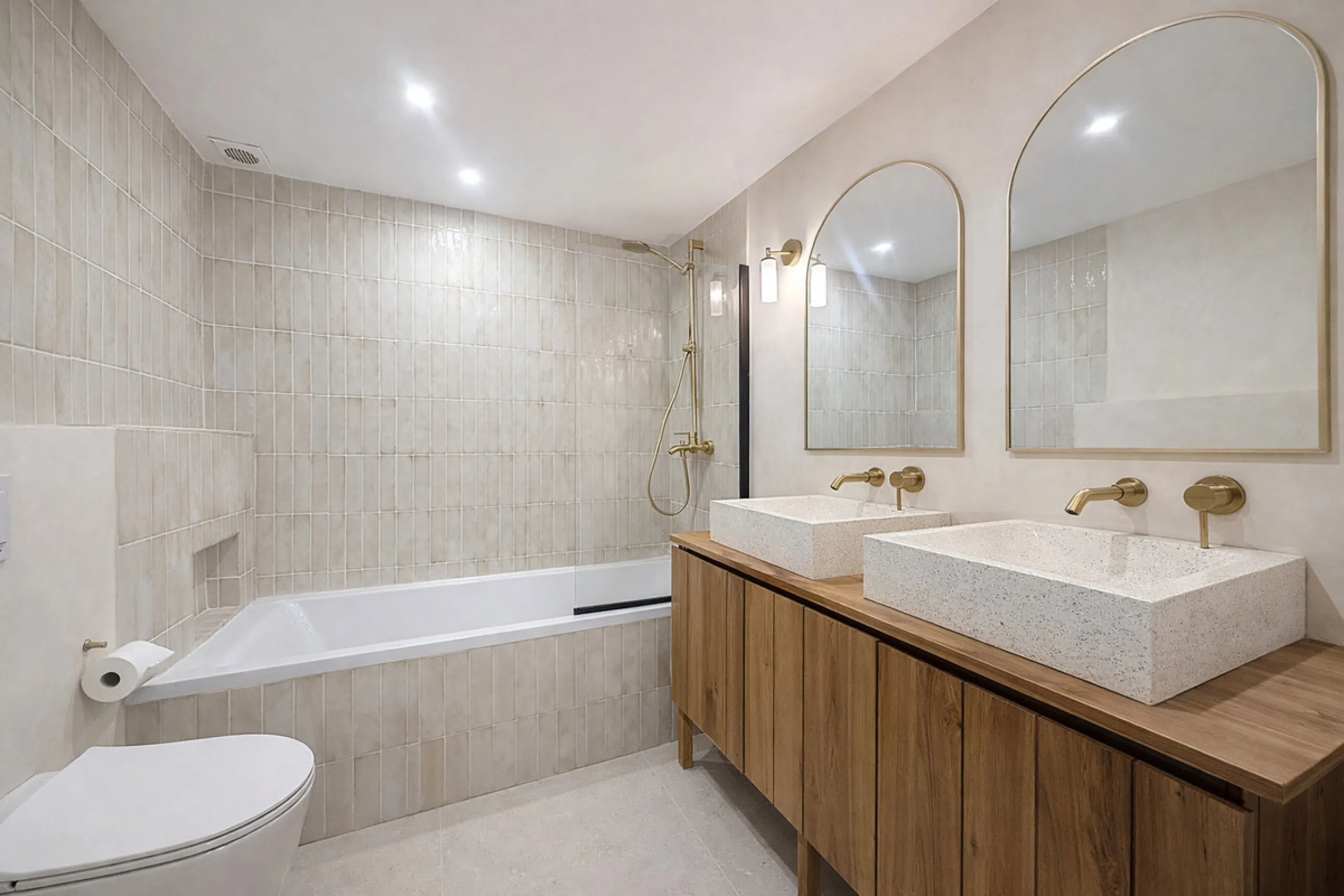 Charming fully renovated townhouse located in the prestigious Seghers area, just a short walk from Estepona Port and Playa del Cristo. An ideal property both as a permanent residence and as a secure investment on the Costa del Sol.