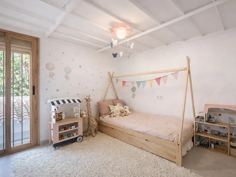Charming fully renovated townhouse located in the prestigious Seghers area, just a short walk from Estepona Port and Playa del Cristo. An ideal property both as a permanent residence and as a secure investment on the Costa del Sol.