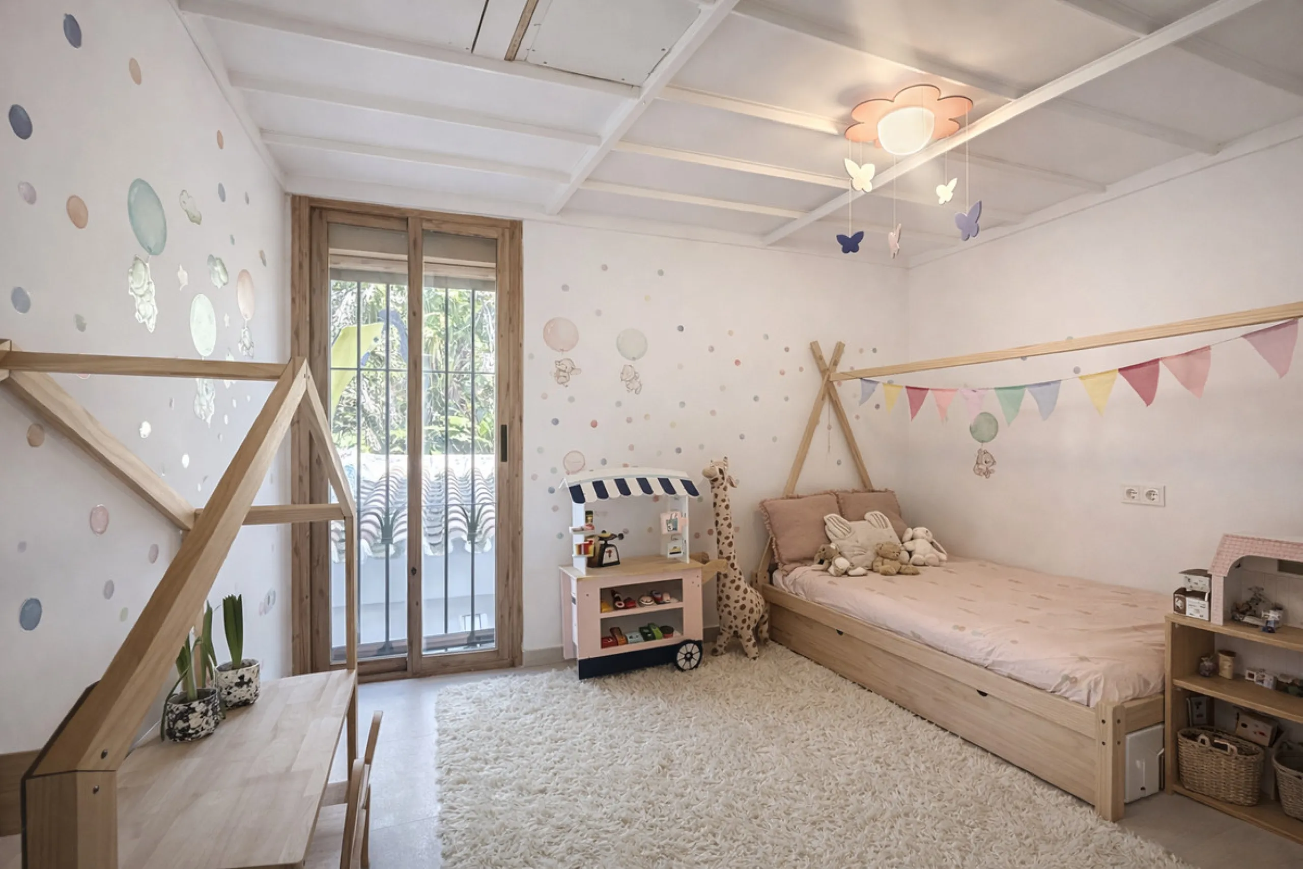 Charming fully renovated townhouse located in the prestigious Seghers area, just a short walk from Estepona Port and Playa del Cristo. An ideal property both as a permanent residence and as a secure investment on the Costa del Sol.