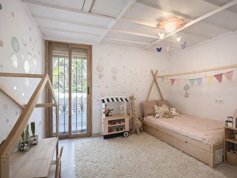 Charming fully renovated townhouse located in the prestigious Seghers area, just a short walk from Estepona Port and Playa del Cristo. An ideal property both as a permanent residence and as a secure investment on the Costa del Sol.