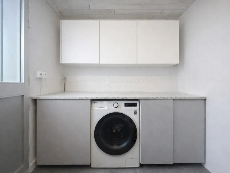 Charming fully renovated townhouse located in the prestigious Seghers area, just a short walk from Estepona Port and Playa del Cristo. An ideal property both as a permanent residence and as a secure investment on the Costa del Sol.
