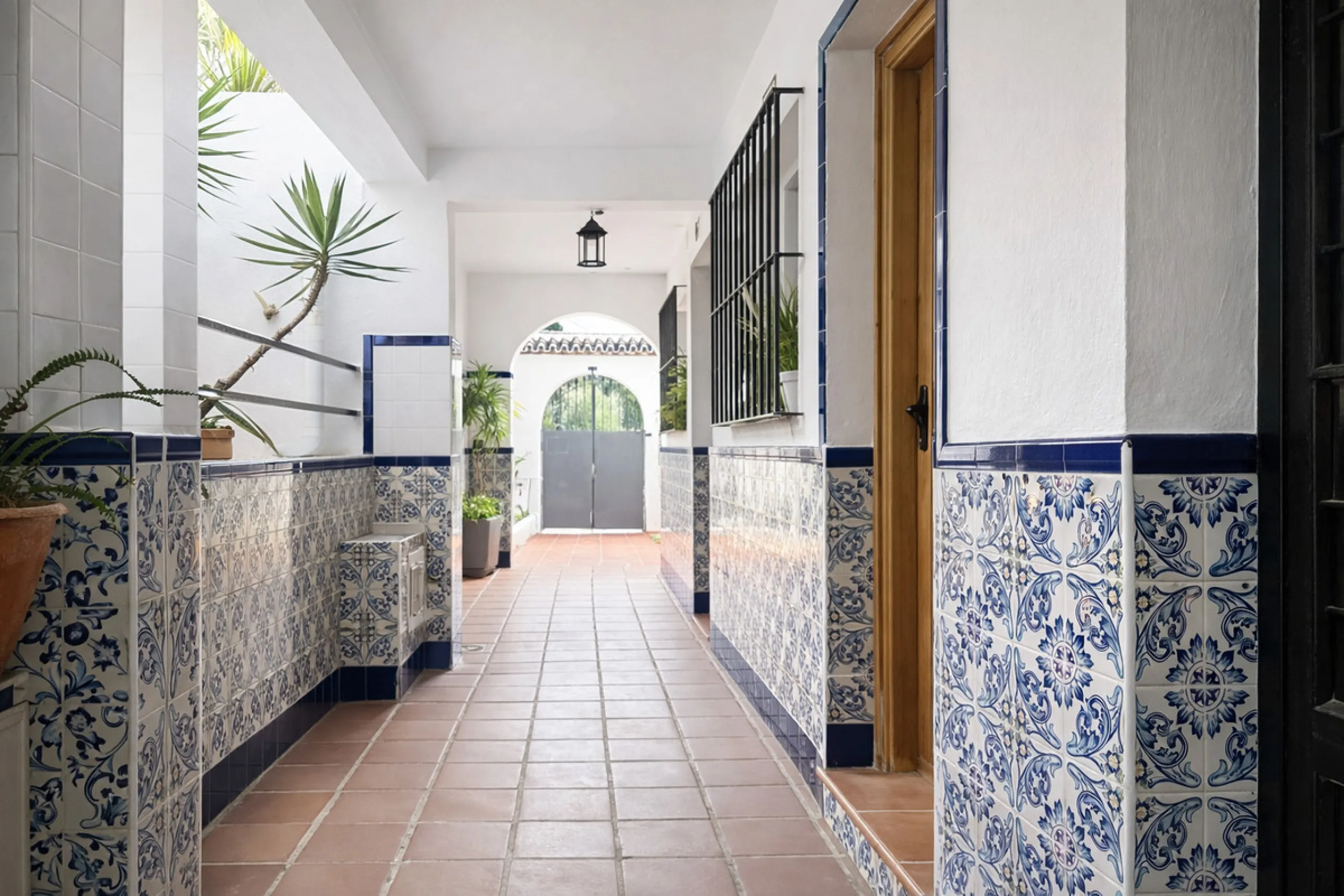 Charming fully renovated townhouse located in the prestigious Seghers area, just a short walk from Estepona Port and Playa del Cristo. An ideal property both as a permanent residence and as a secure investment on the Costa del Sol.