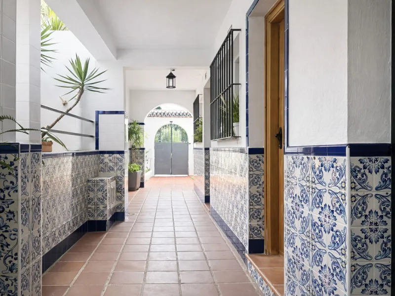 Charming fully renovated townhouse located in the prestigious Seghers area, just a short walk from Estepona Port and Playa del Cristo. An ideal property both as a permanent residence and as a secure investment on the Costa del Sol.