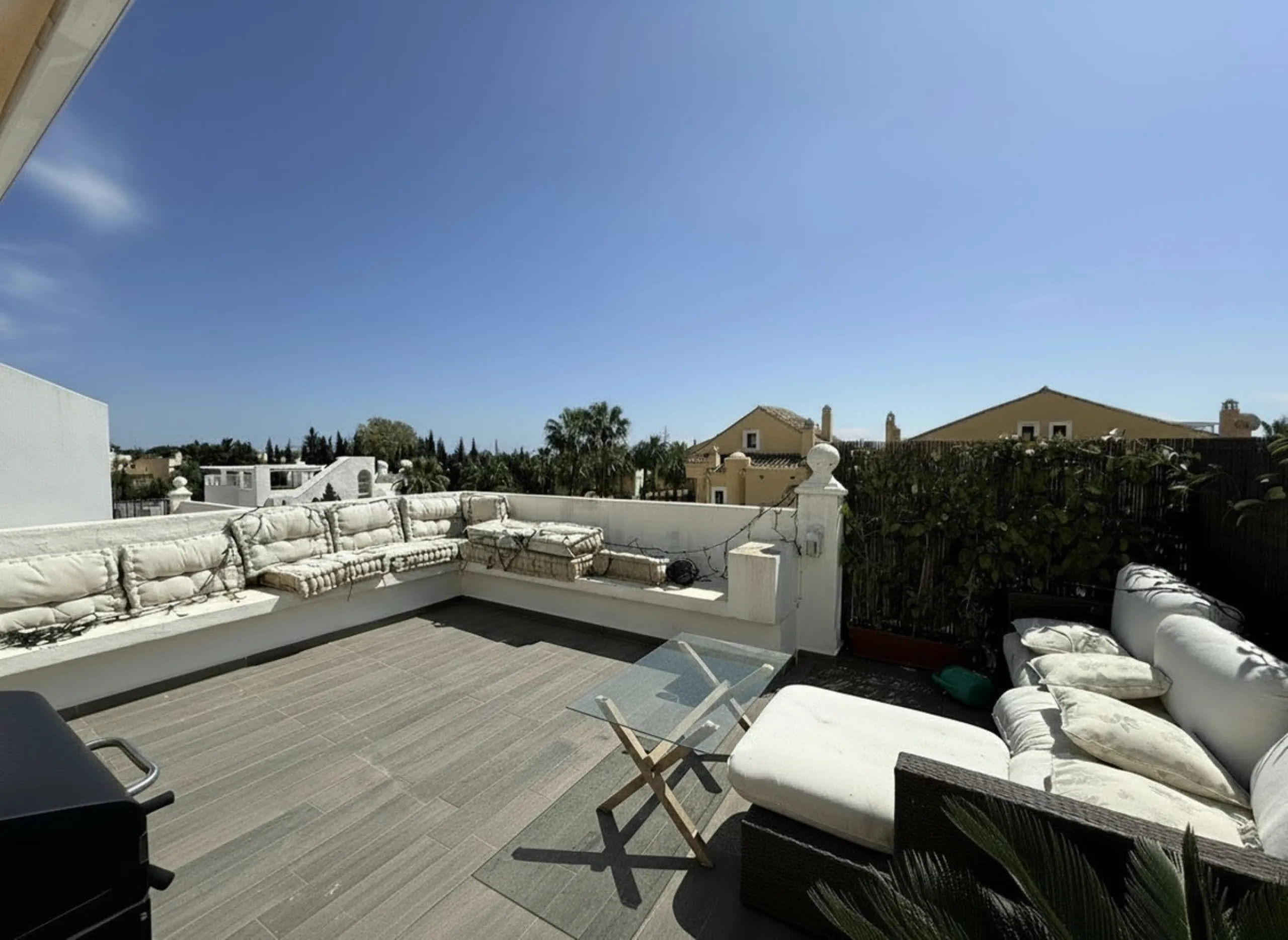 Duplex-Wohnung mit Südbalkonen, Solarium, Stellplatz und Abstellraum in Rocamar, Nagüeles, Marbella. Schnell zu verkaufen für nur 465.000 €
