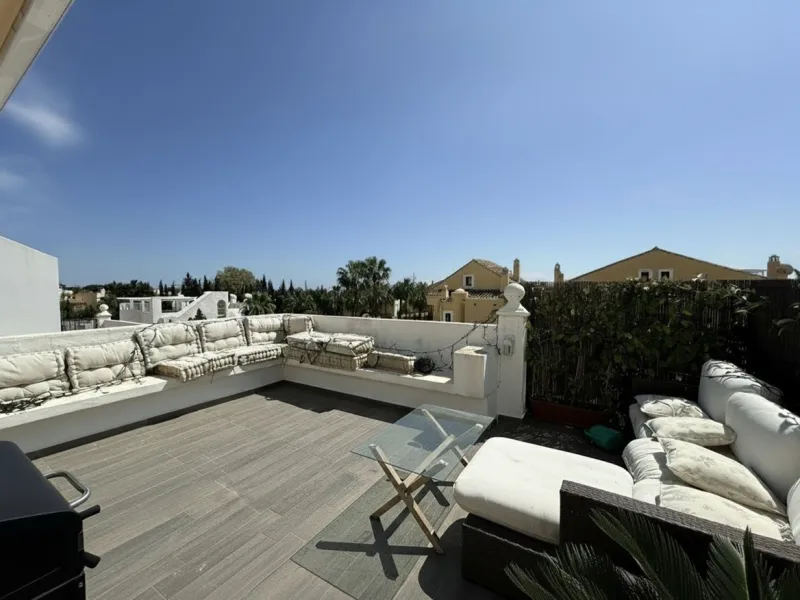 Duplex-Wohnung mit Südbalkonen, Solarium, Stellplatz und Abstellraum in Rocamar, Nagüeles, Marbella. Schnell zu verkaufen für nur 465.000 €