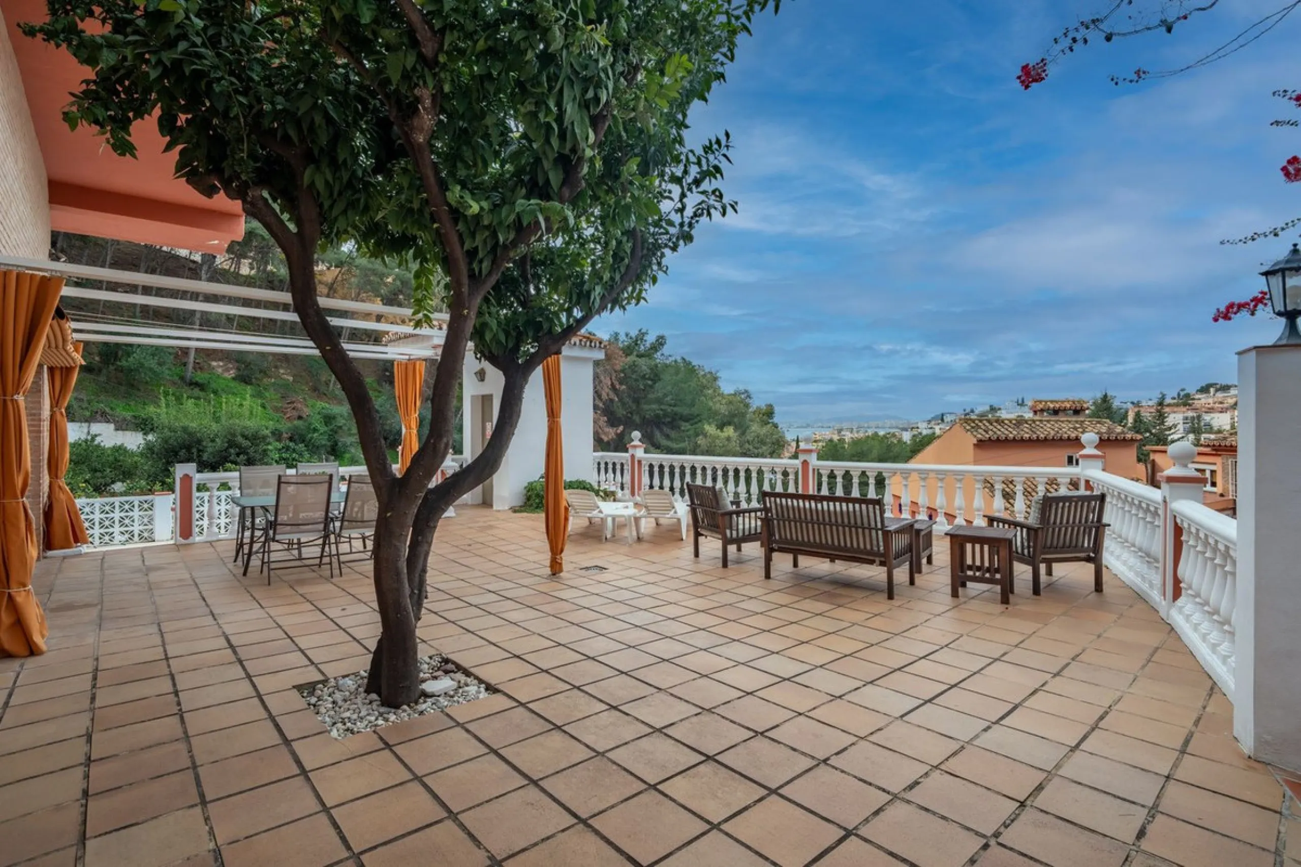 House - Detached Villa в продаже в Málaga, Málaga. В доме 7 спален и 5 ванных комнат. Площадь дома 371 м²