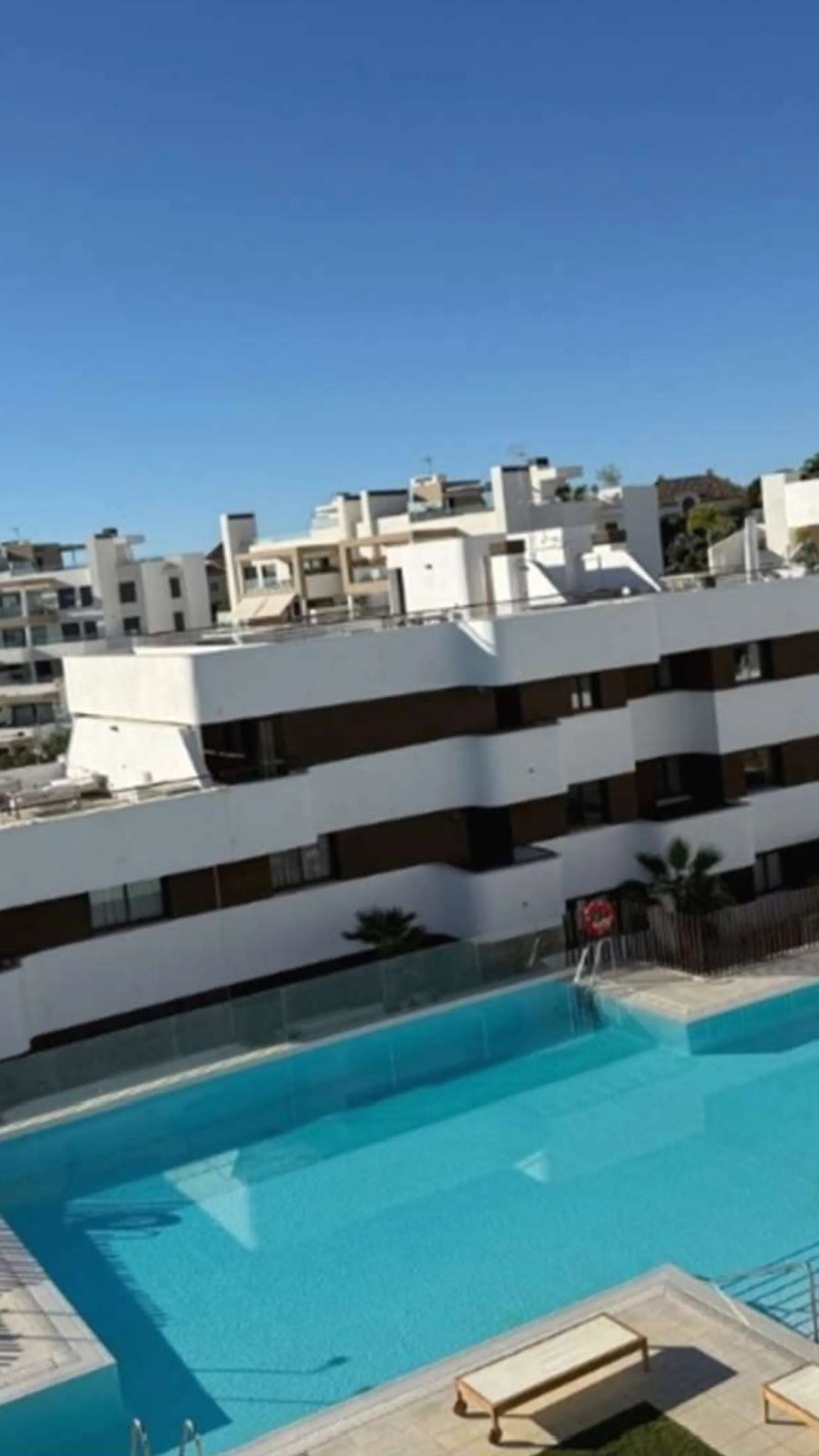 Welcome to this bright and modern three-bedroom apartment located in the highly sought-after area of Las Mesas, Estepona, renowned for its proximity to the sea, the marina, green areas and all daily amenities.