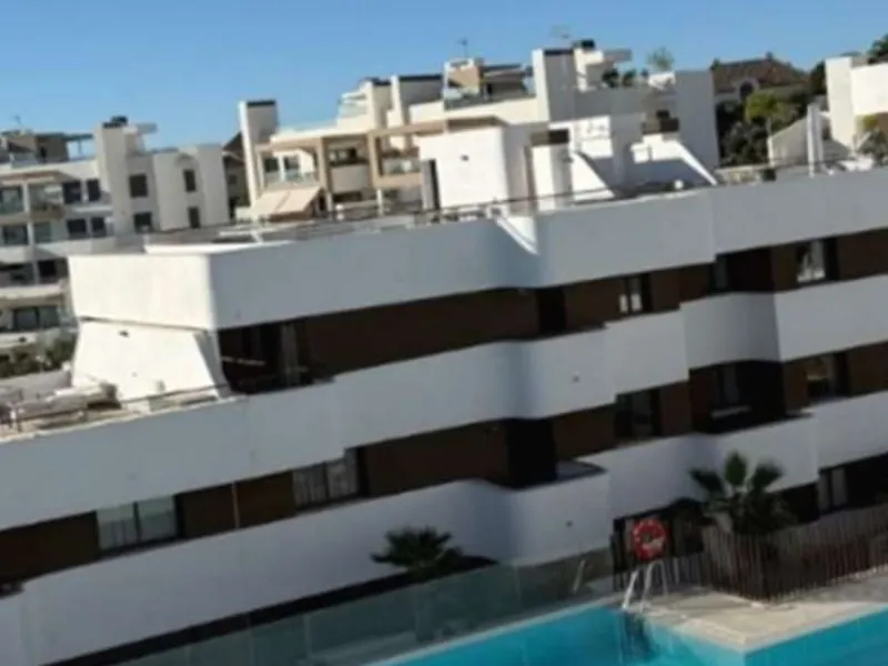 Welcome to this bright and modern three-bedroom apartment located in the highly sought-after area of Las Mesas, Estepona, renowned for its proximity to the sea, the marina, green areas and all daily amenities.