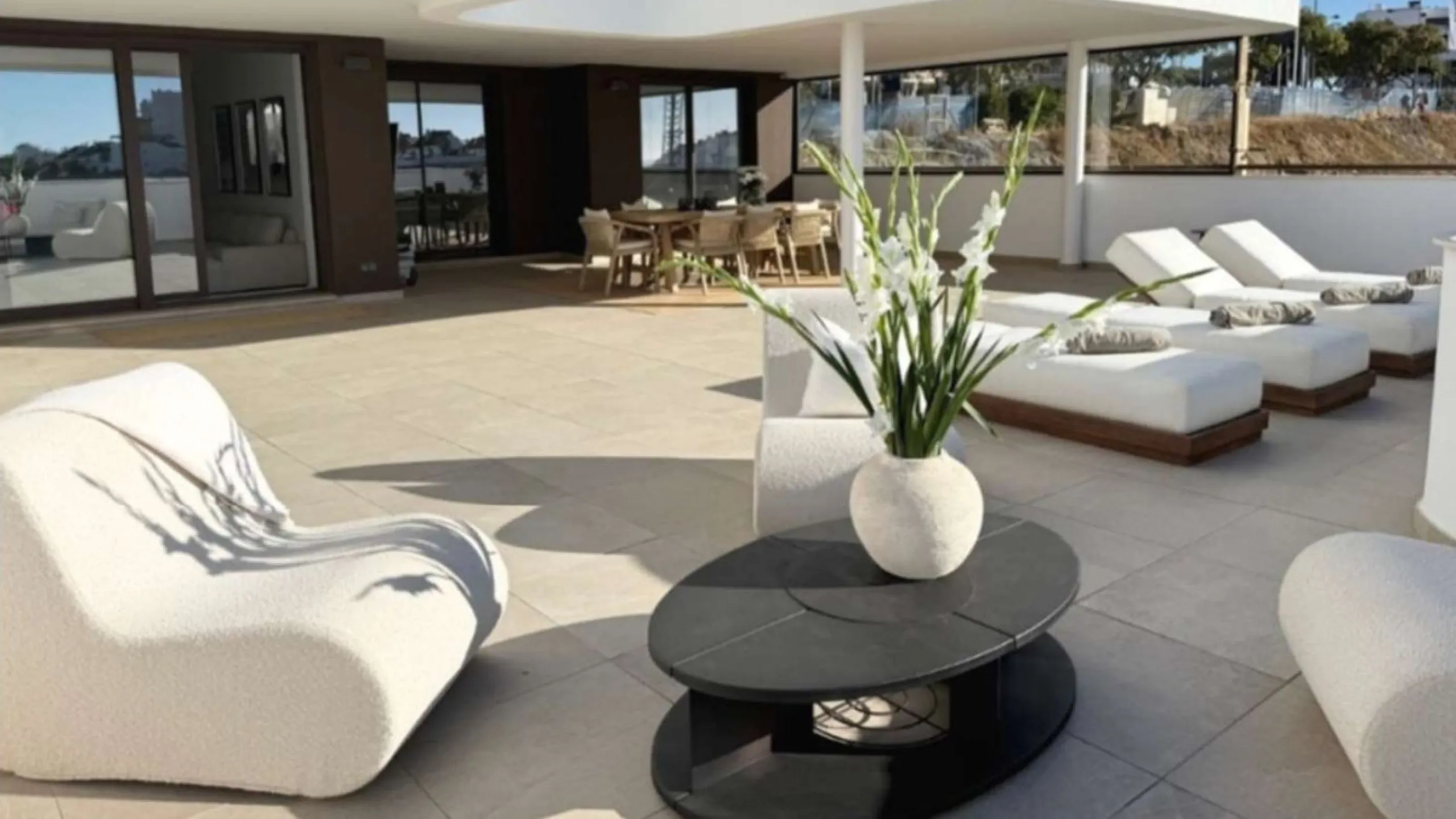 Welcome to this bright and modern three-bedroom apartment located in the highly sought-after area of Las Mesas, Estepona, renowned for its proximity to the sea, the marina, green areas and all daily amenities.
