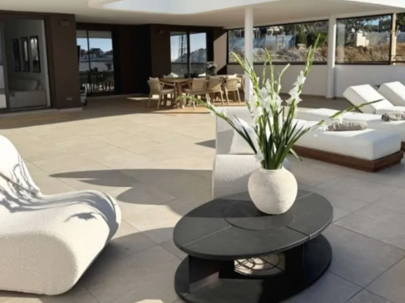 Welcome to this bright and modern three-bedroom apartment located in the highly sought-after area of Las Mesas, Estepona, renowned for its proximity to the sea, the marina, green areas and all daily amenities.