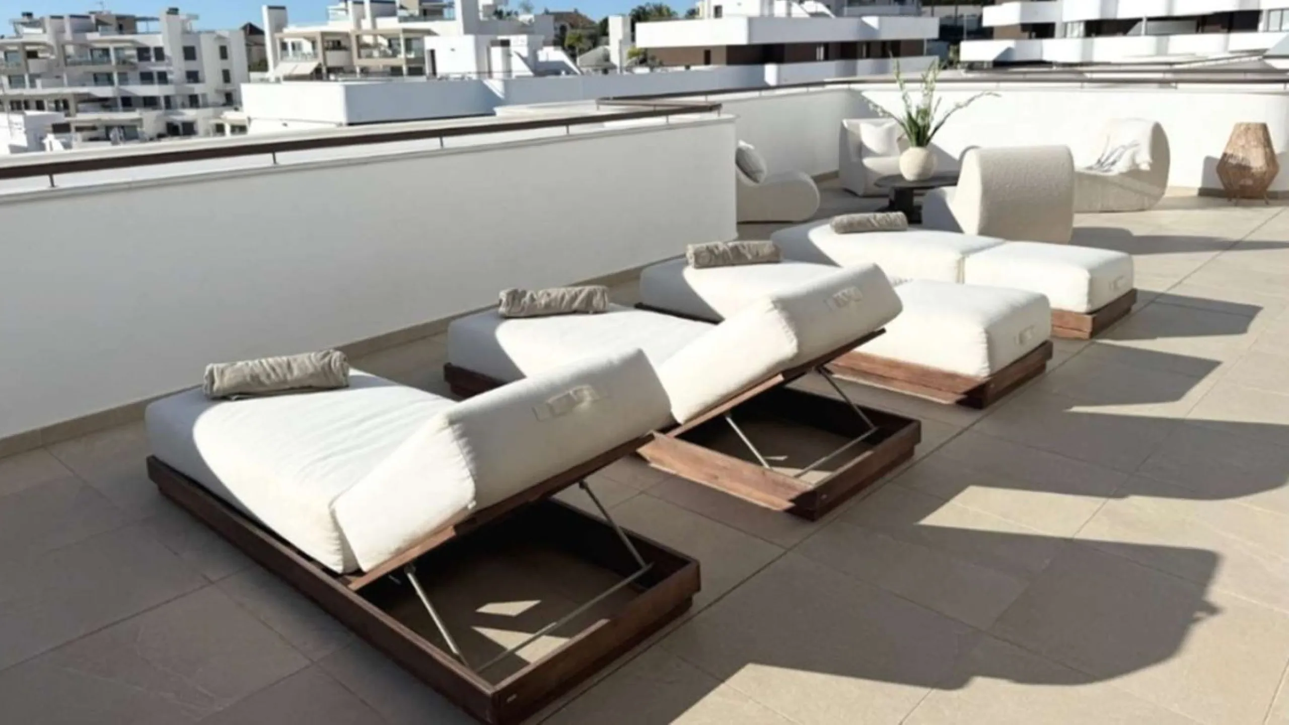 Welcome to this bright and modern three-bedroom apartment located in the highly sought-after area of Las Mesas, Estepona, renowned for its proximity to the sea, the marina, green areas and all daily amenities.