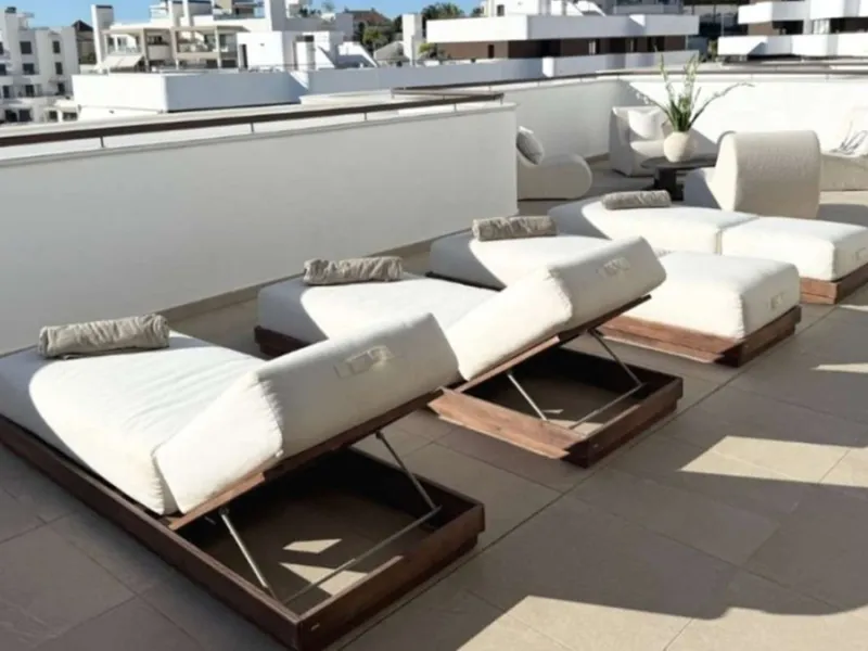 Welcome to this bright and modern three-bedroom apartment located in the highly sought-after area of Las Mesas, Estepona, renowned for its proximity to the sea, the marina, green areas and all daily amenities.