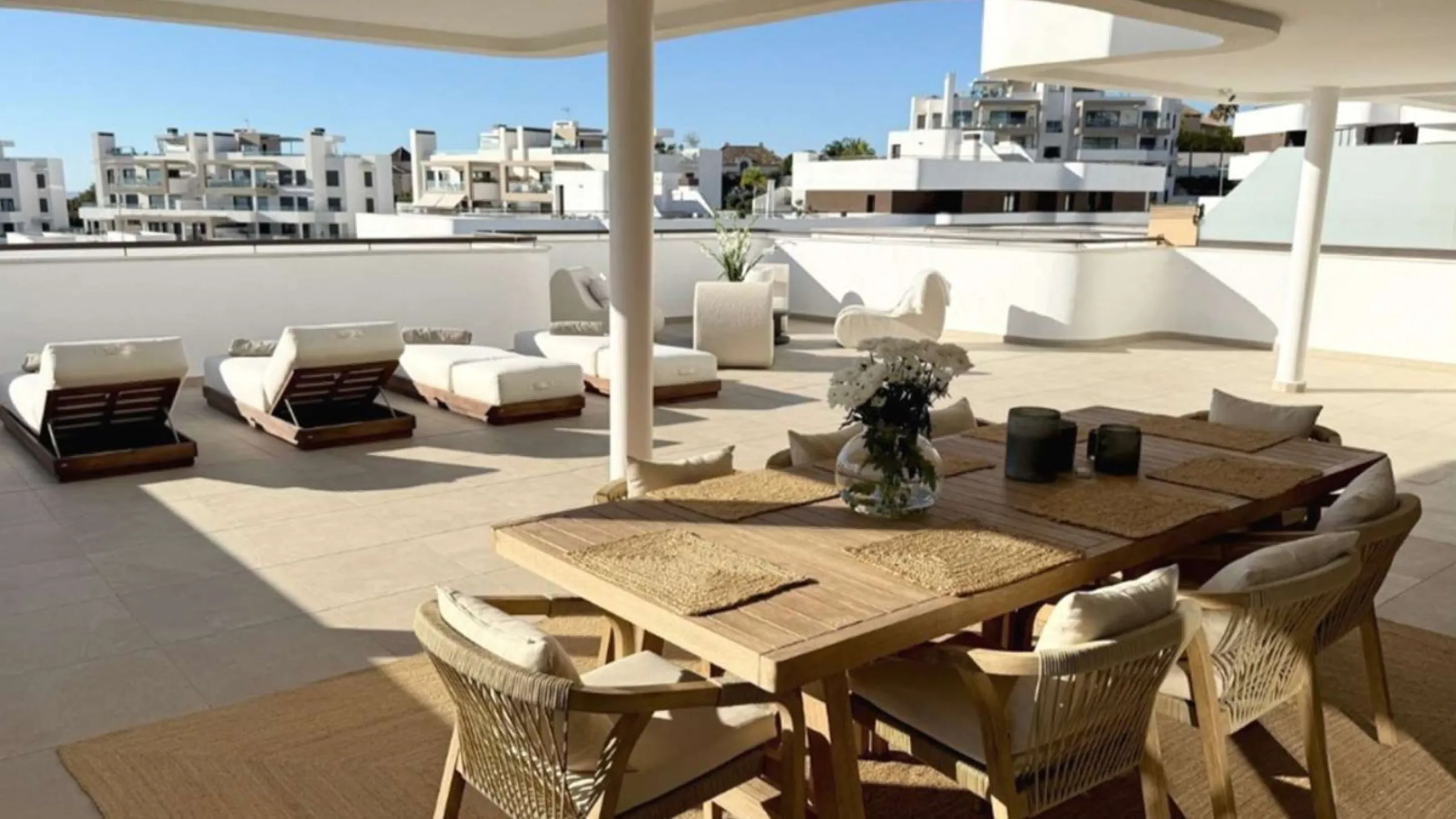 Welcome to this bright and modern three-bedroom apartment located in the highly sought-after area of Las Mesas, Estepona, renowned for its proximity to the sea, the marina, green areas and all daily amenities.