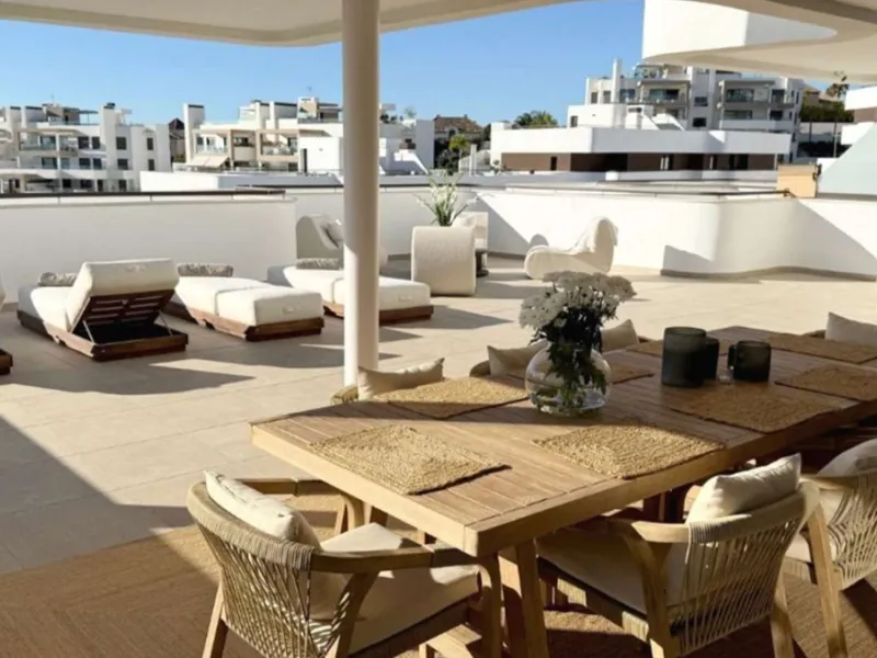 Welcome to this bright and modern three-bedroom apartment located in the highly sought-after area of Las Mesas, Estepona, renowned for its proximity to the sea, the marina, green areas and all daily amenities.