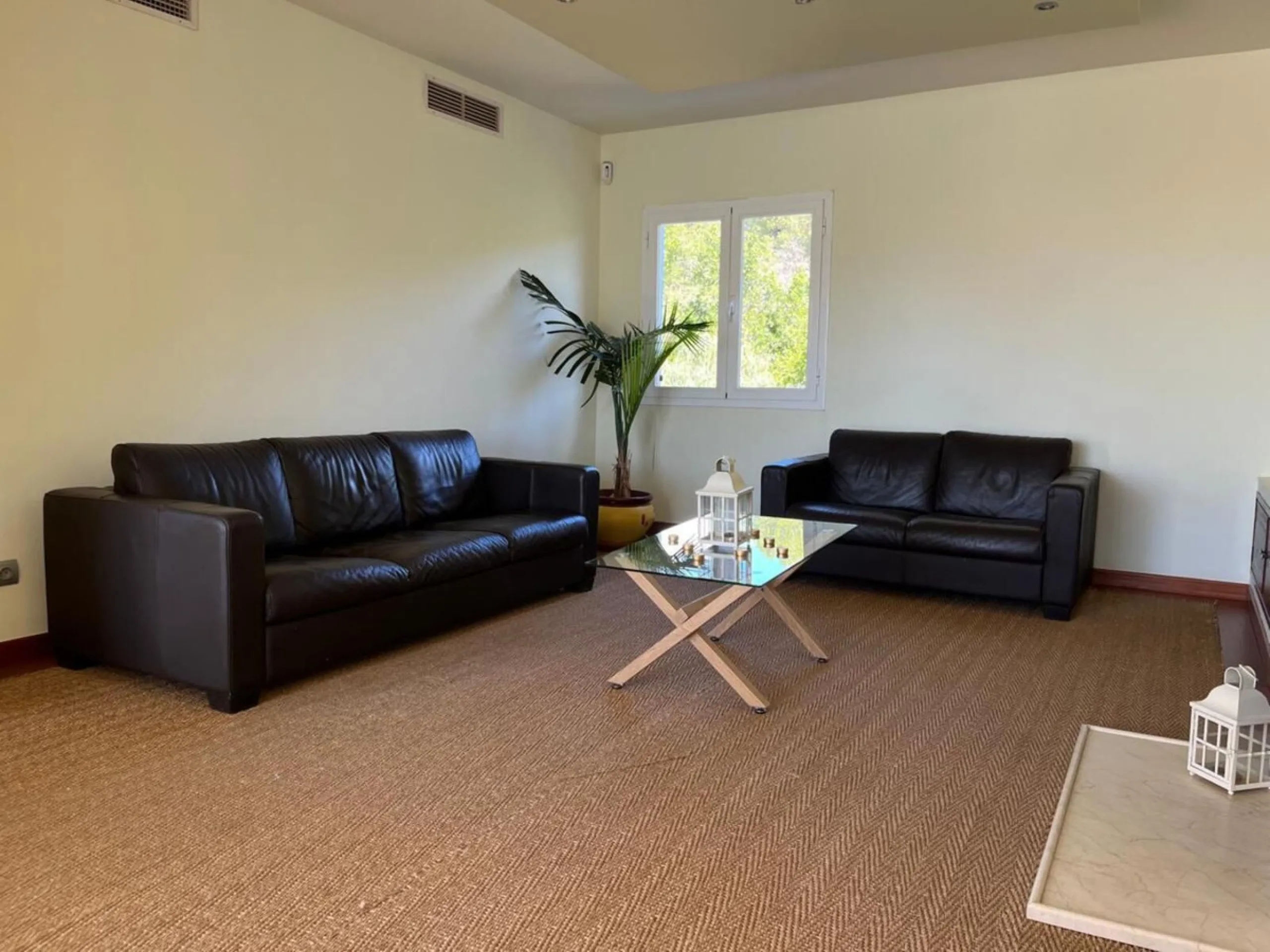 Duplex-Wohnung mit Südbalkonen, Solarium, Stellplatz und Abstellraum in Rocamar, Nagüeles, Marbella. Schnell zu verkaufen für nur 465.000 €