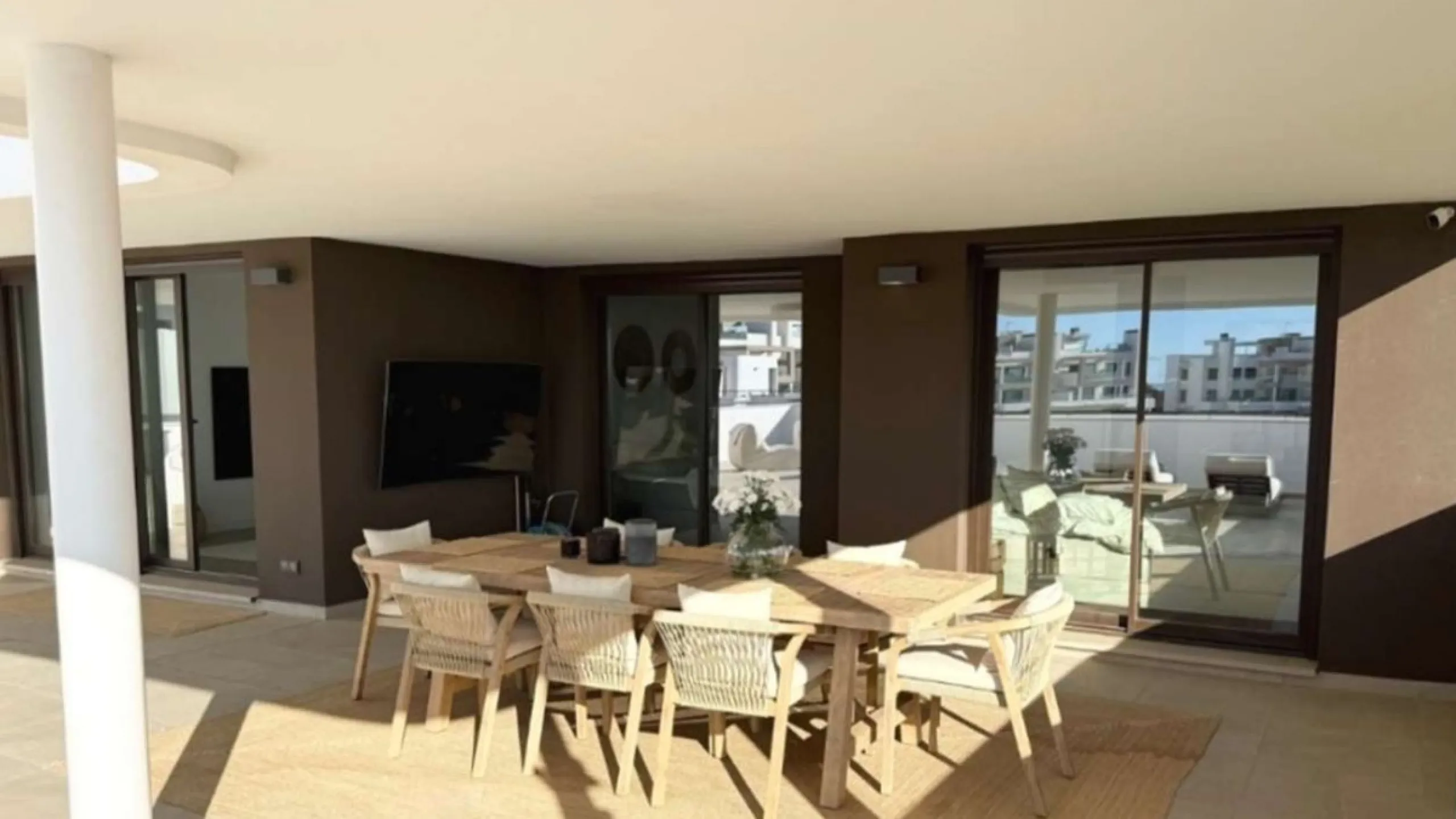 Welcome to this bright and modern three-bedroom apartment located in the highly sought-after area of Las Mesas, Estepona, renowned for its proximity to the sea, the marina, green areas and all daily amenities.