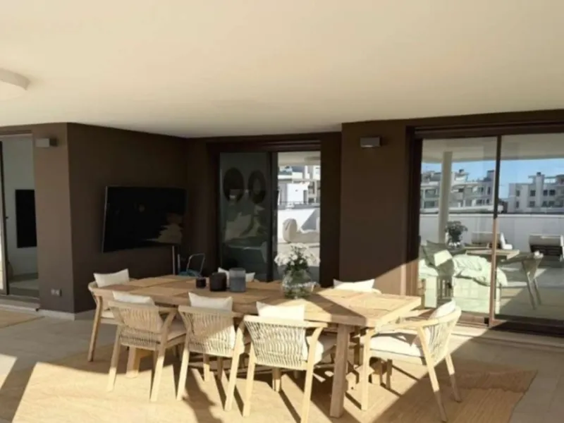 Welcome to this bright and modern three-bedroom apartment located in the highly sought-after area of Las Mesas, Estepona, renowned for its proximity to the sea, the marina, green areas and all daily amenities.