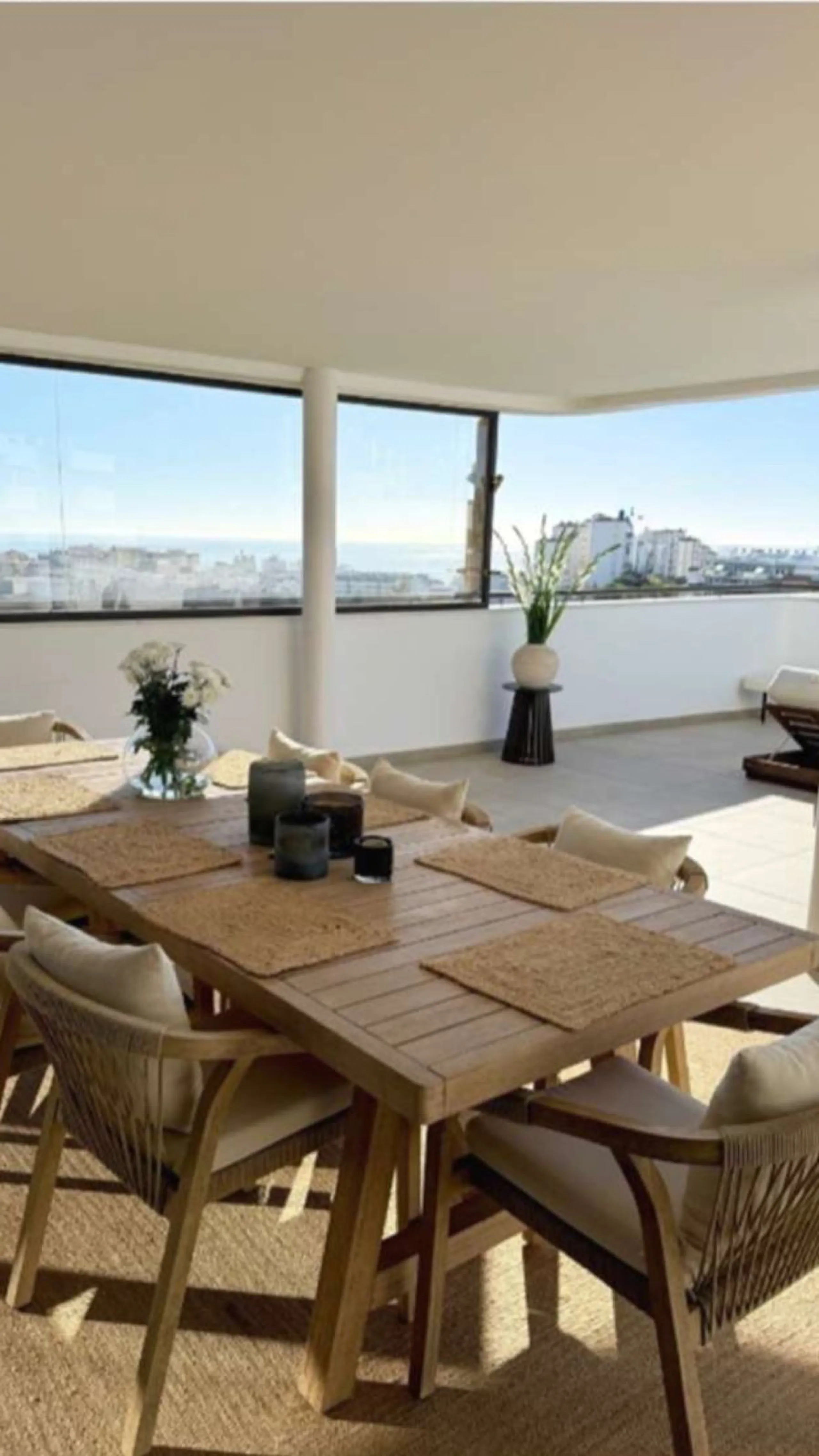 Welcome to this bright and modern three-bedroom apartment located in the highly sought-after area of Las Mesas, Estepona, renowned for its proximity to the sea, the marina, green areas and all daily amenities.