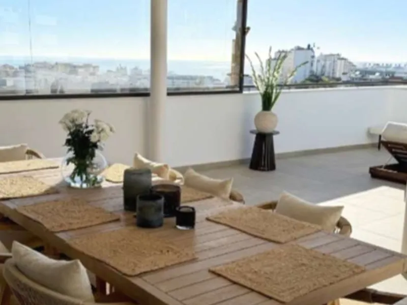 Welcome to this bright and modern three-bedroom apartment located in the highly sought-after area of Las Mesas, Estepona, renowned for its proximity to the sea, the marina, green areas and all daily amenities.